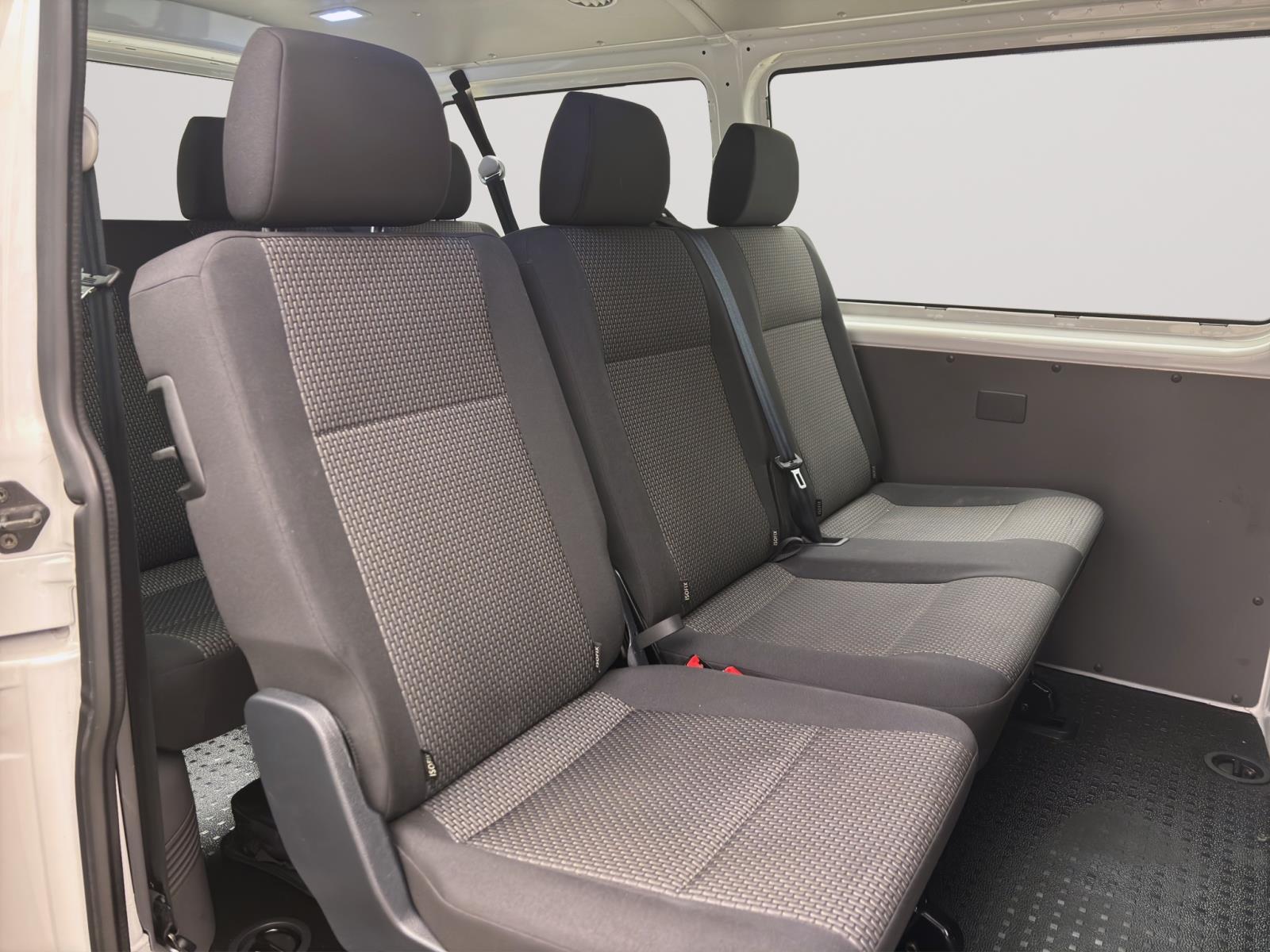 Volkswagen T6.1 Transporter Kombi 2.0 TDI 9-SITZER NAVI KLIMA PDC