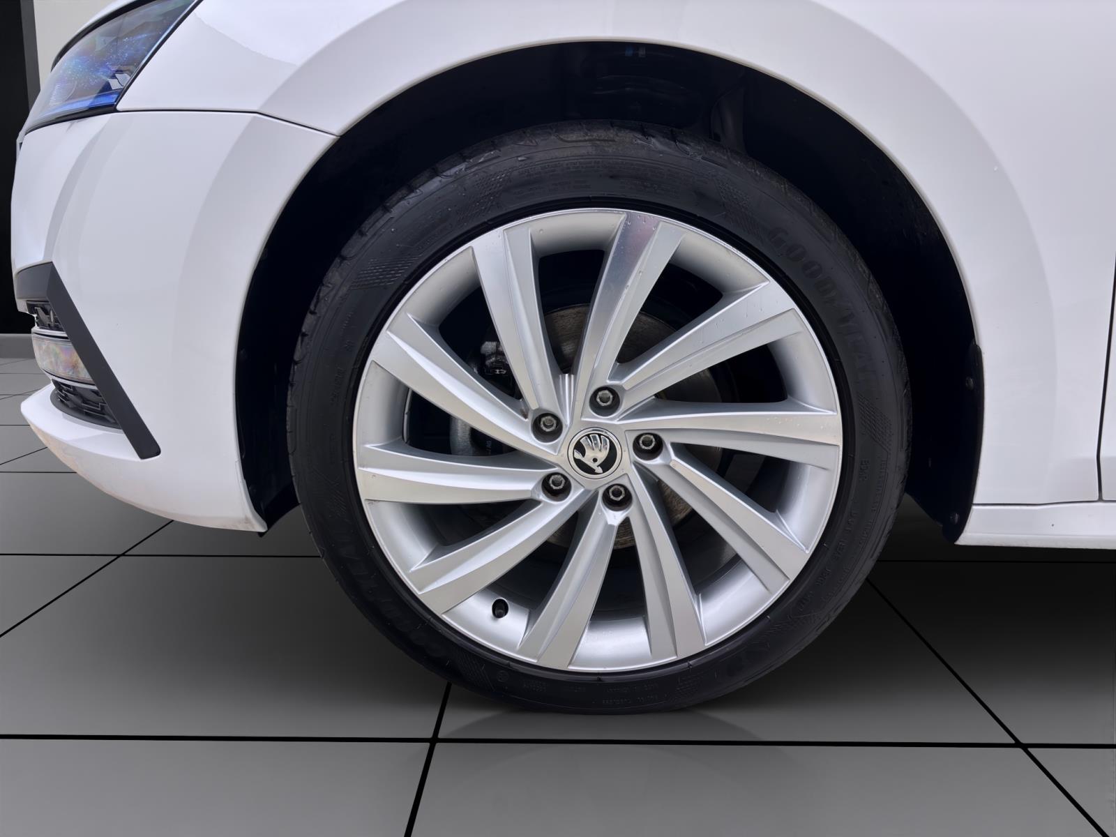 Skoda Octavia Combi 2.0 TDI DSG STYLE HuD LED NAVI LM18