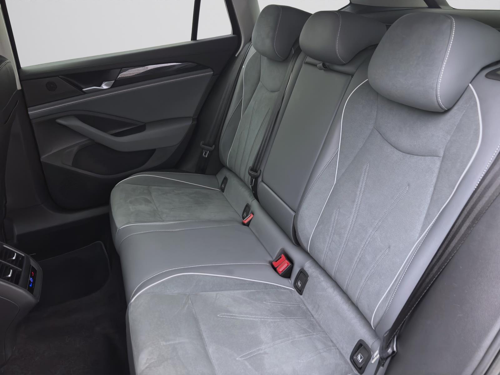 Volkswagen Passat Variant 2.0 TDI DSG BUSINESS NAVI AHK KAMERA PDC