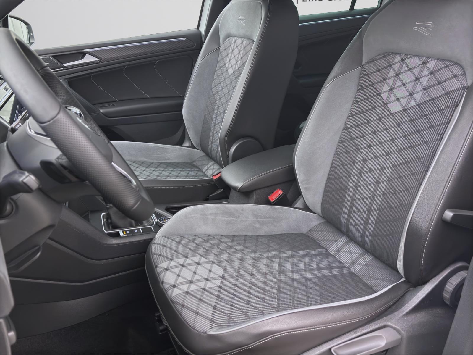 Volkswagen Tiguan 2.0 TDI DSG 4M R-LINE NAVI STDHZG PDC SITZHZG