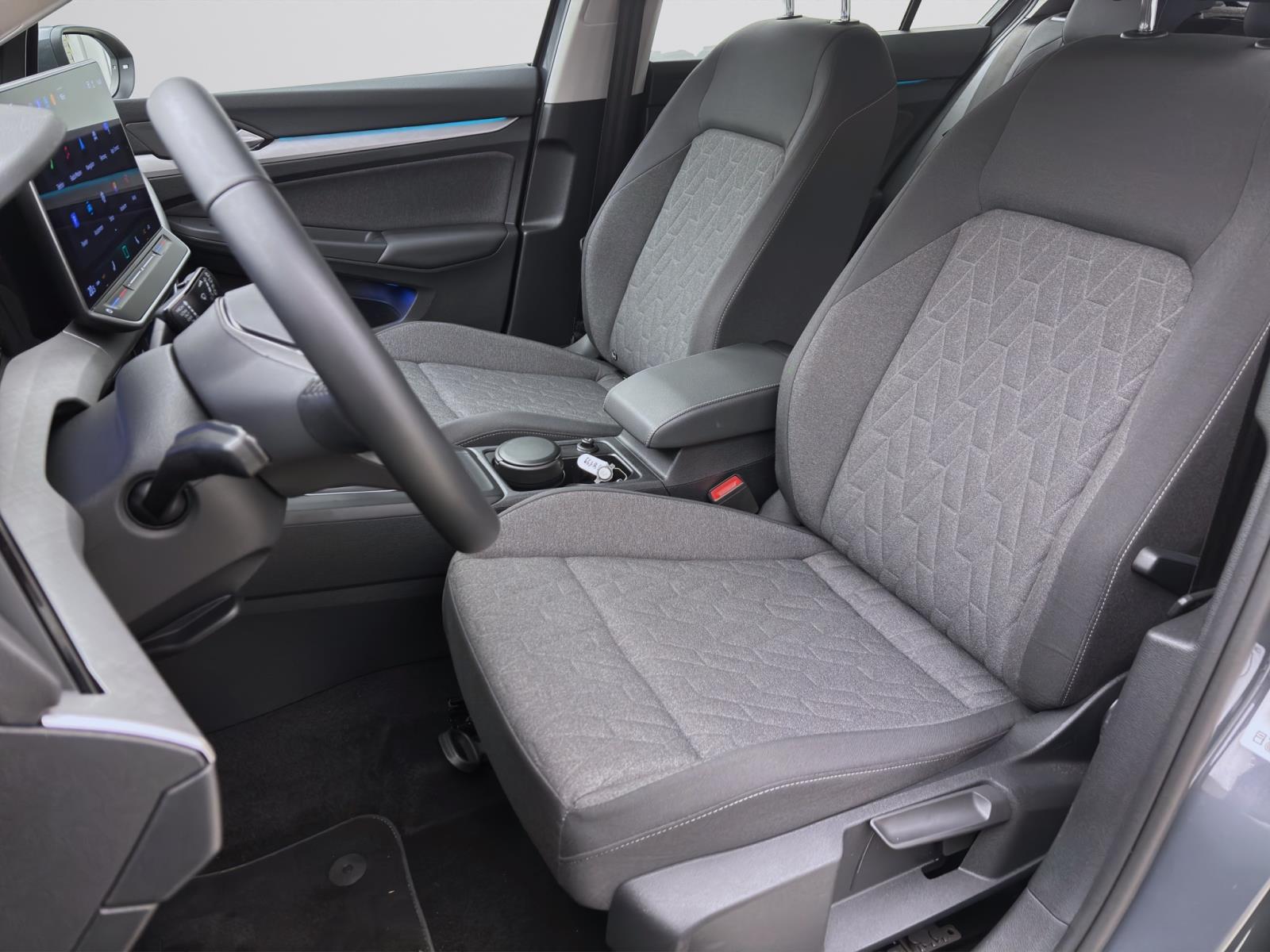 Volkswagen Golf 1.5 TSI LIFE NAVI AHK PDC LED