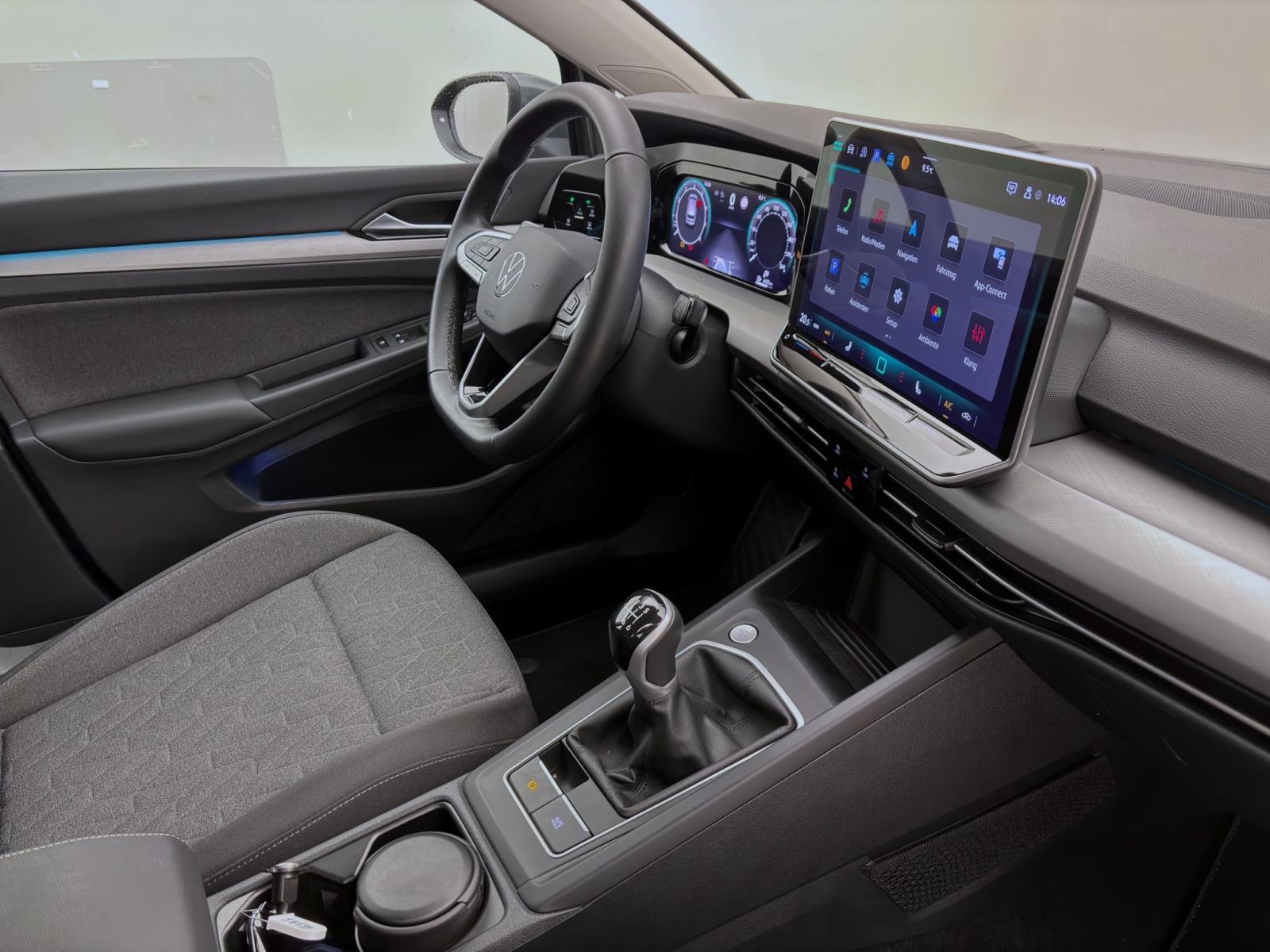 Volkswagen Golf 1.5 TSI LIFE NAVI AHK PDC LED