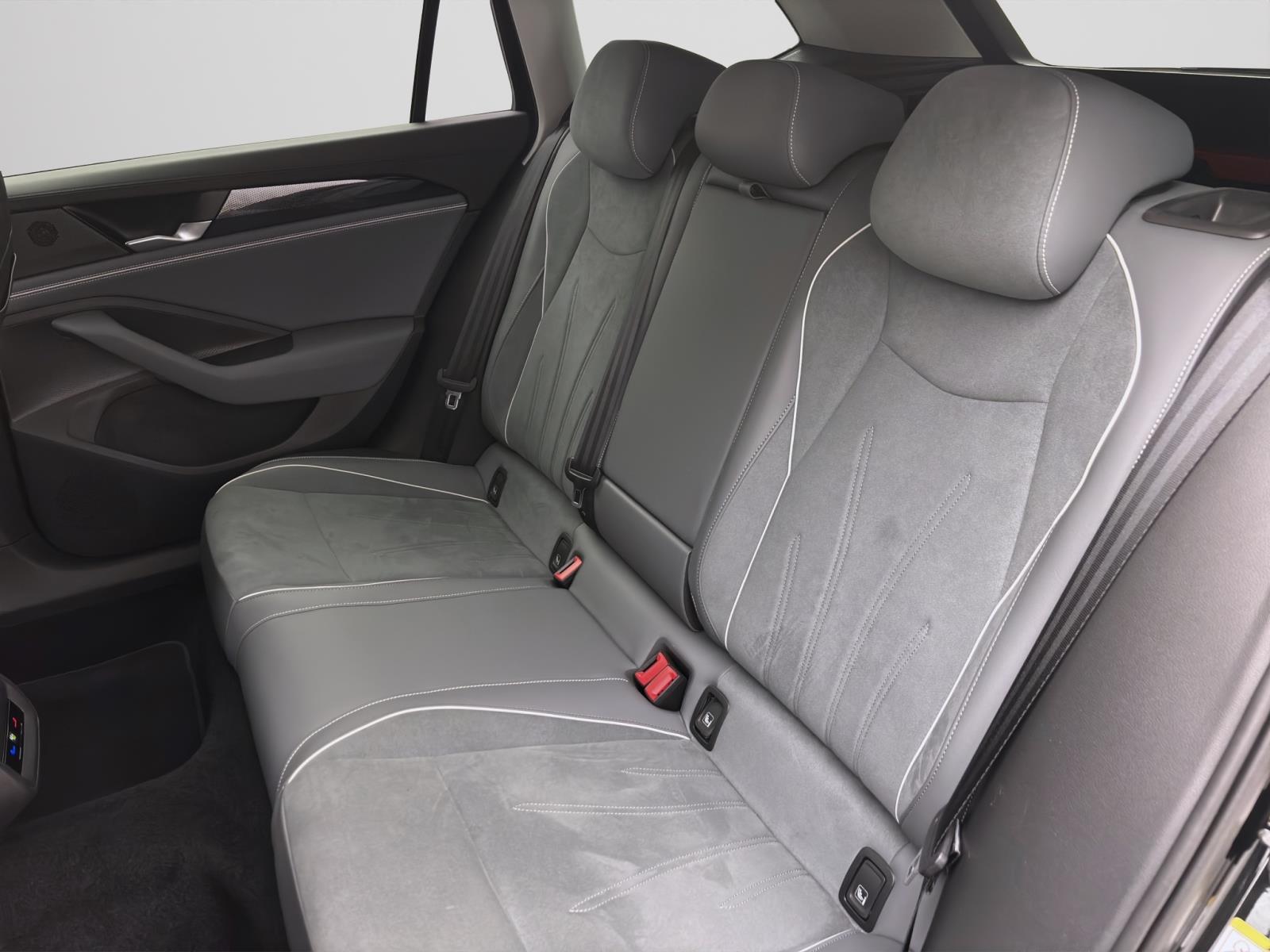 Volkswagen Passat Variant 1.5 eTSI DSG BUSINESS NAVI AHK KAMERA PDC