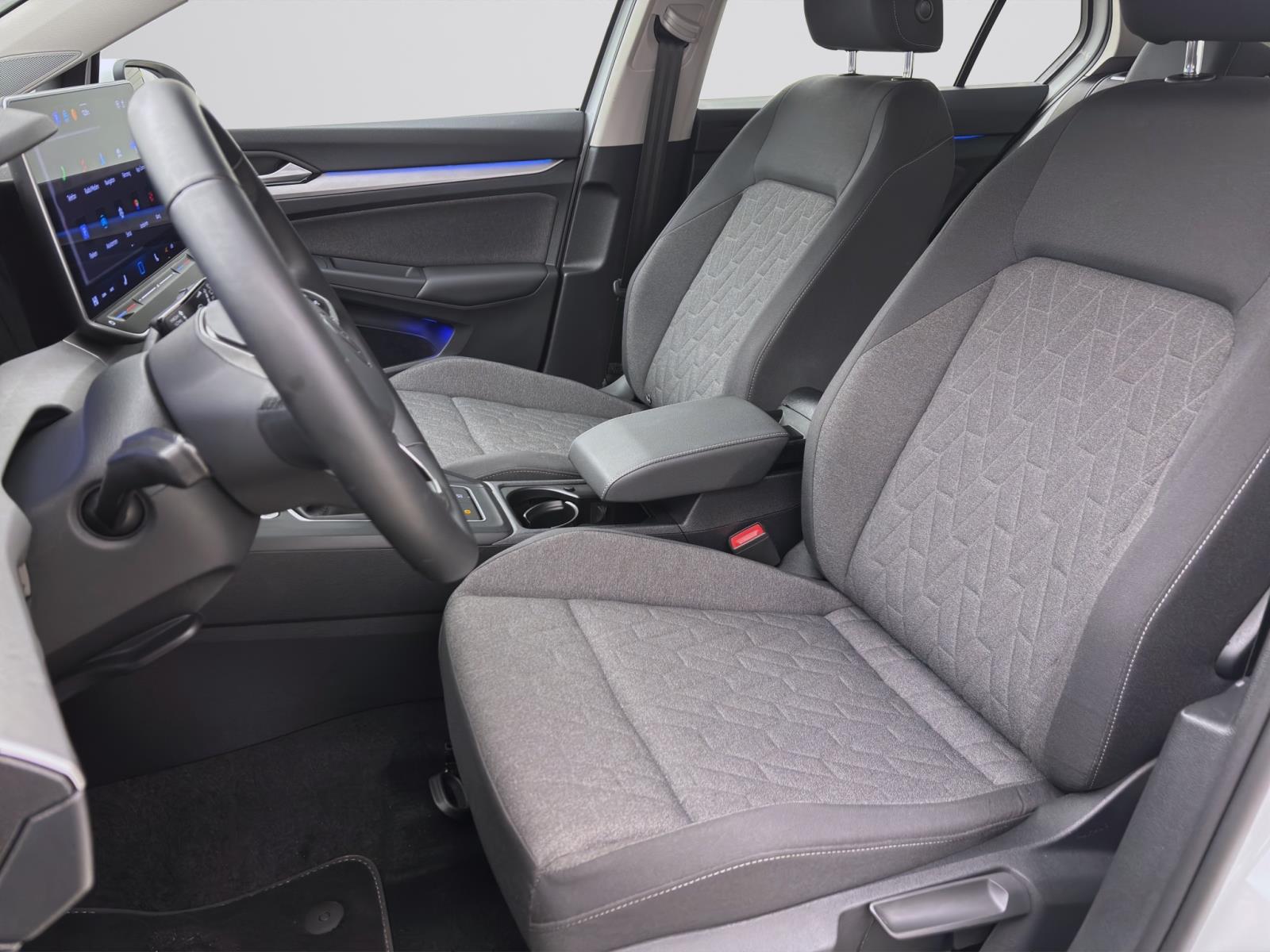 Volkswagen Golf 1.5 TSI LIFE NAVI AHK KLIMA LED