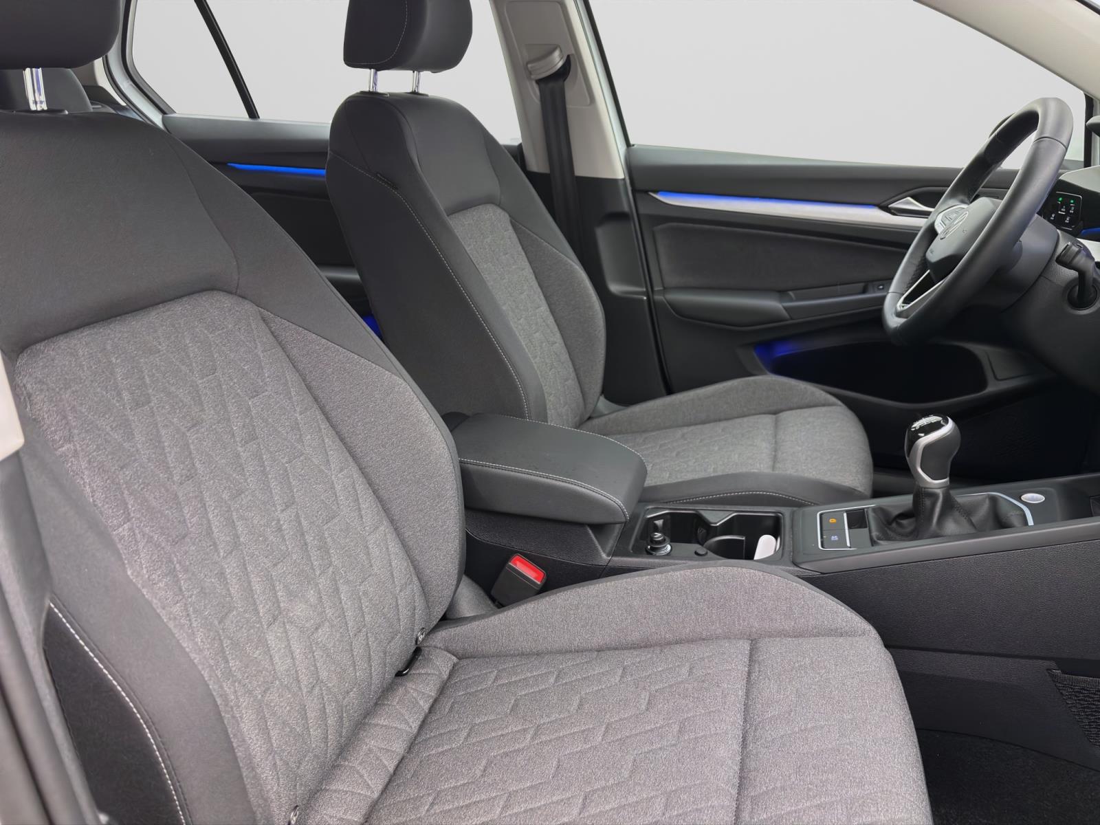 Volkswagen Golf 1.5 TSI LIFE NAVI AHK KLIMA LED