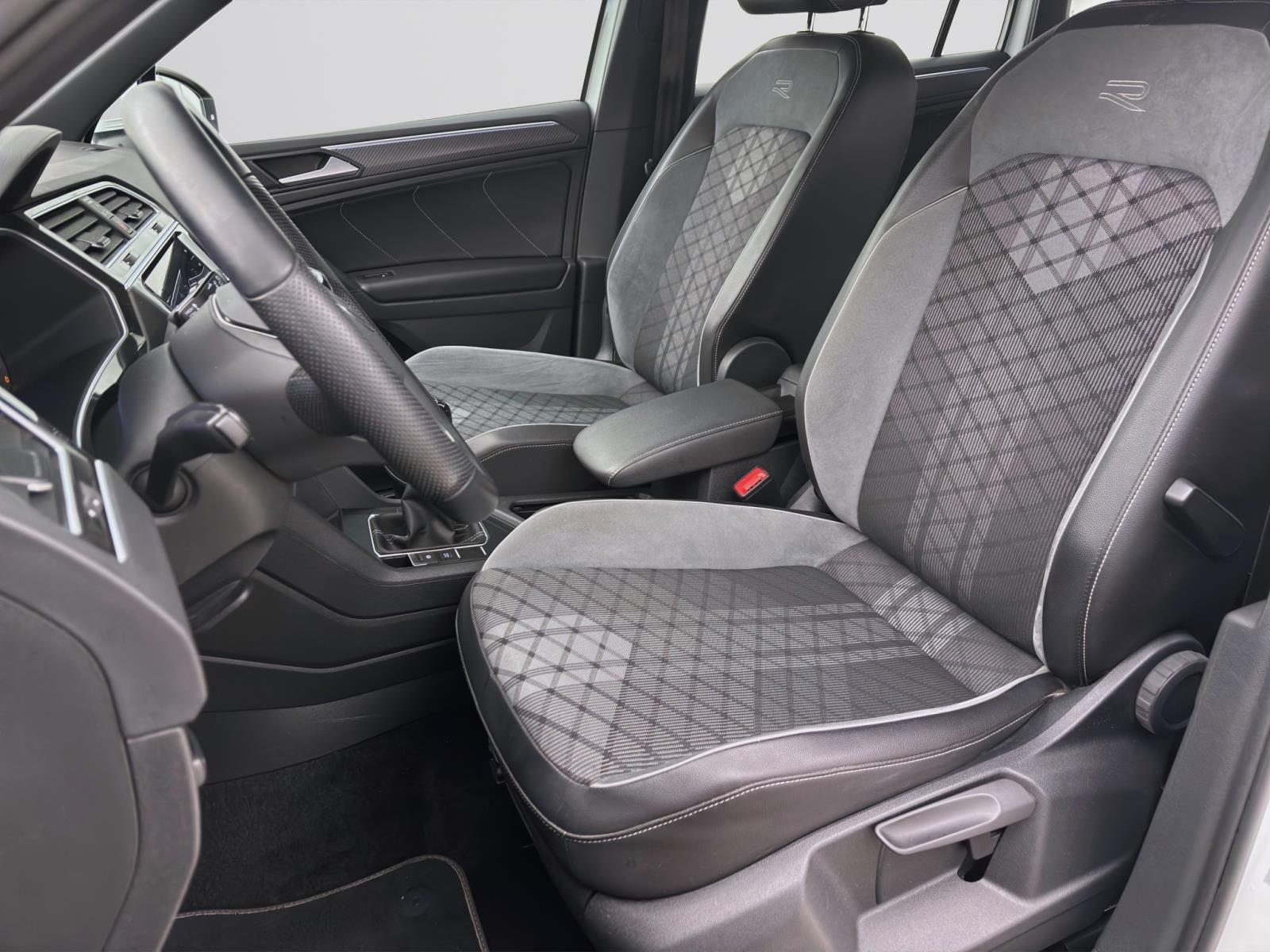 Volkswagen Tiguan 2.0 TDI R-LINE NAVI AHK PANO MATRIX