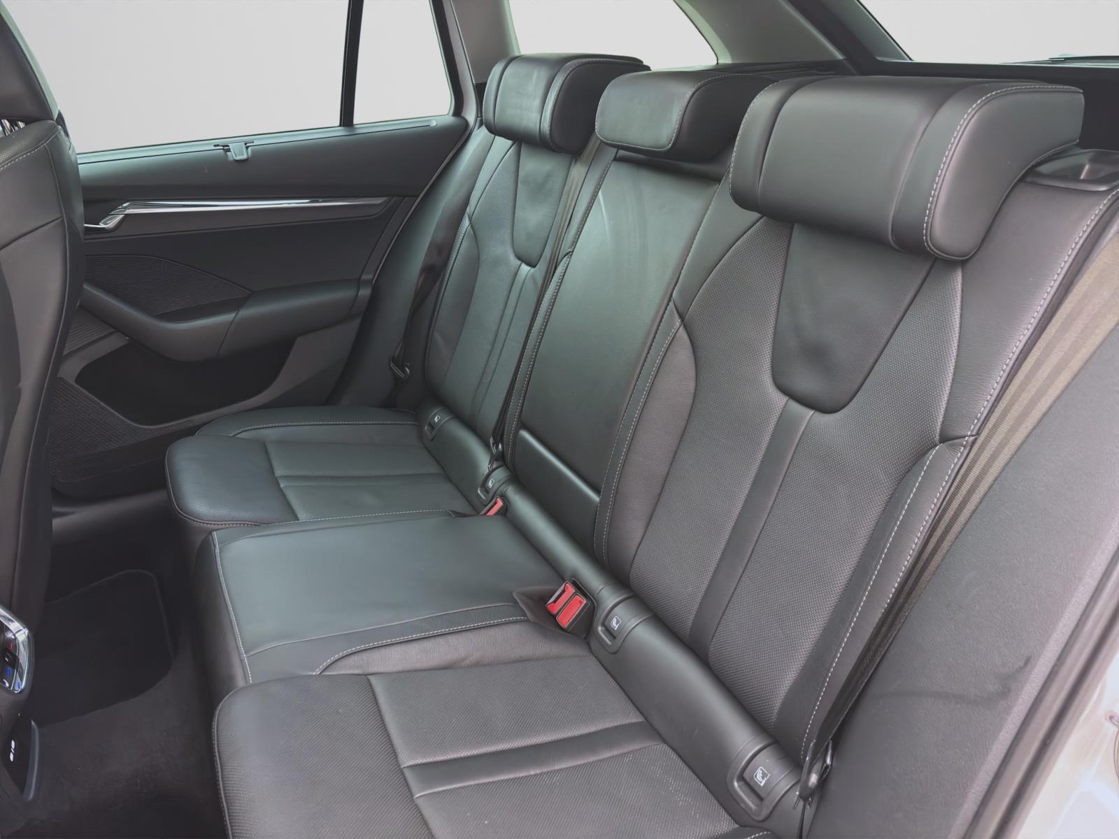 Skoda Octavia Combi 2.0 TDI DSG STYLE PANO STDHZG HuD NAVI
