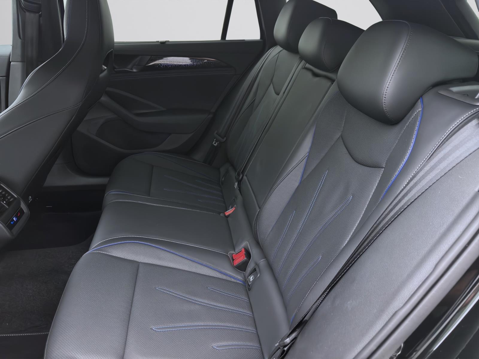 Volkswagen Passat Variant 2.0 TDI DSG R-LINE LEDER HuD AHK NAVI