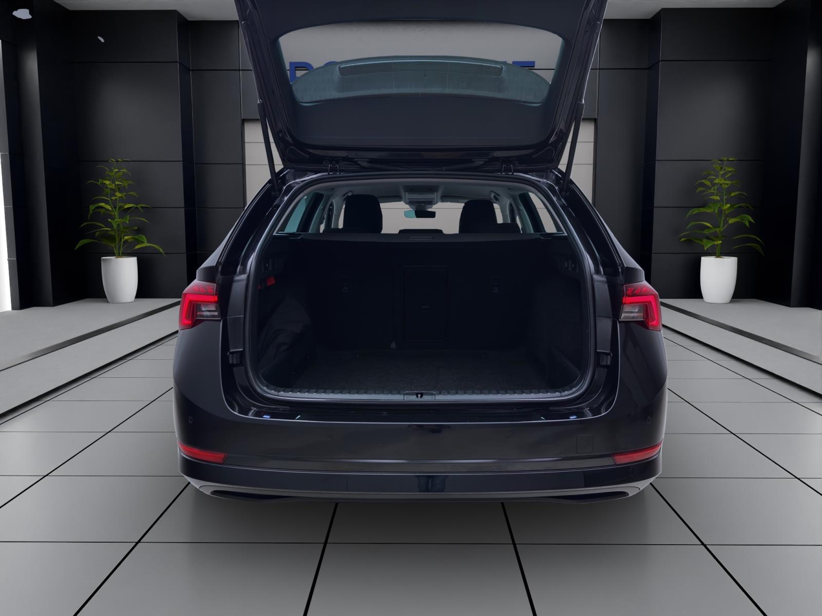 Skoda Octavia Combi 2.0 TDI DSG Style NAVI AHK PDC LED
