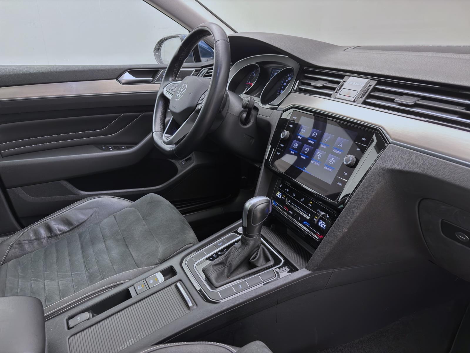 Volkswagen Passat Variant 2.0 TDI DSG ELEGANCE PANO STDHZG NAVI AHK