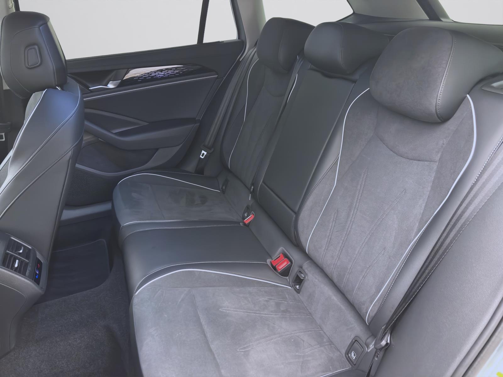 Volkswagen Passat Variant 2.0 TDI DSG ELEGANCE AHK KAMERA SITZHZG NAVI