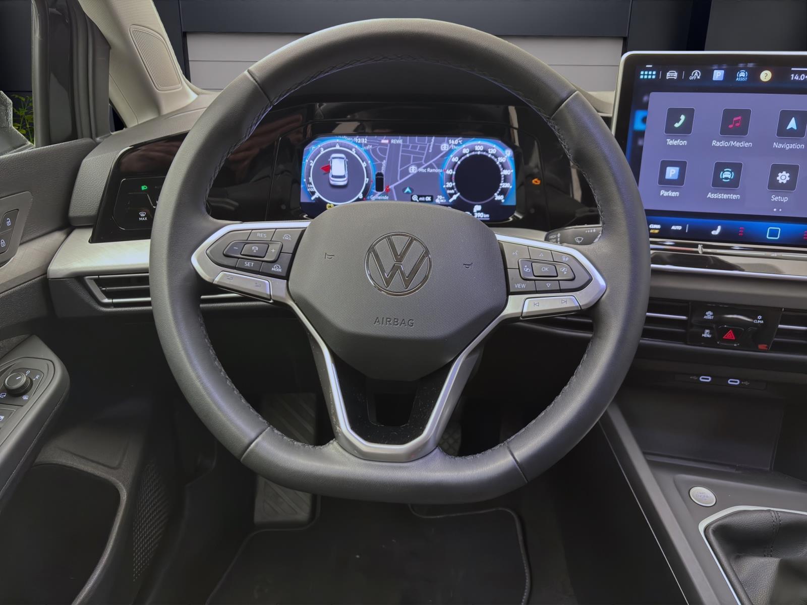 Volkswagen Golf 1.5 TSI LIFE NAVI AHK SITZHZG PDC