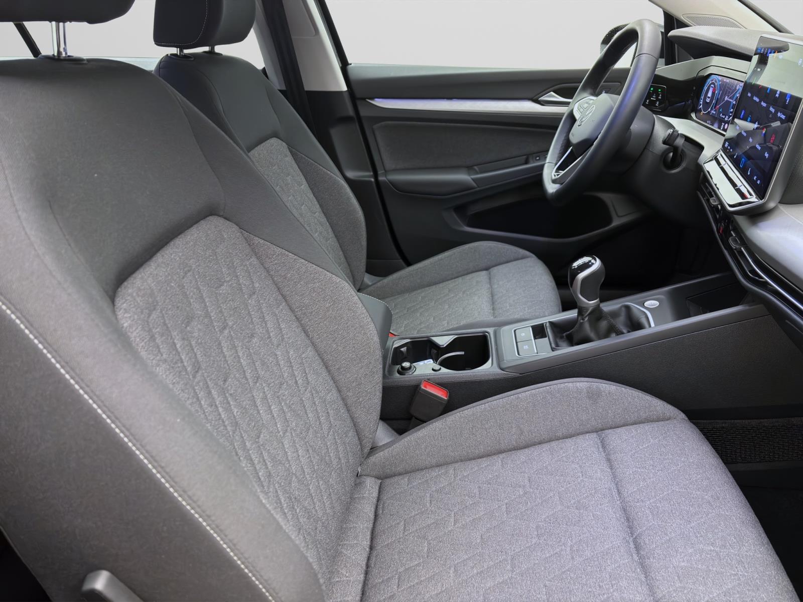 Volkswagen Golf 1.5 TSI LIFE NAVI AHK SITZHZG PDC