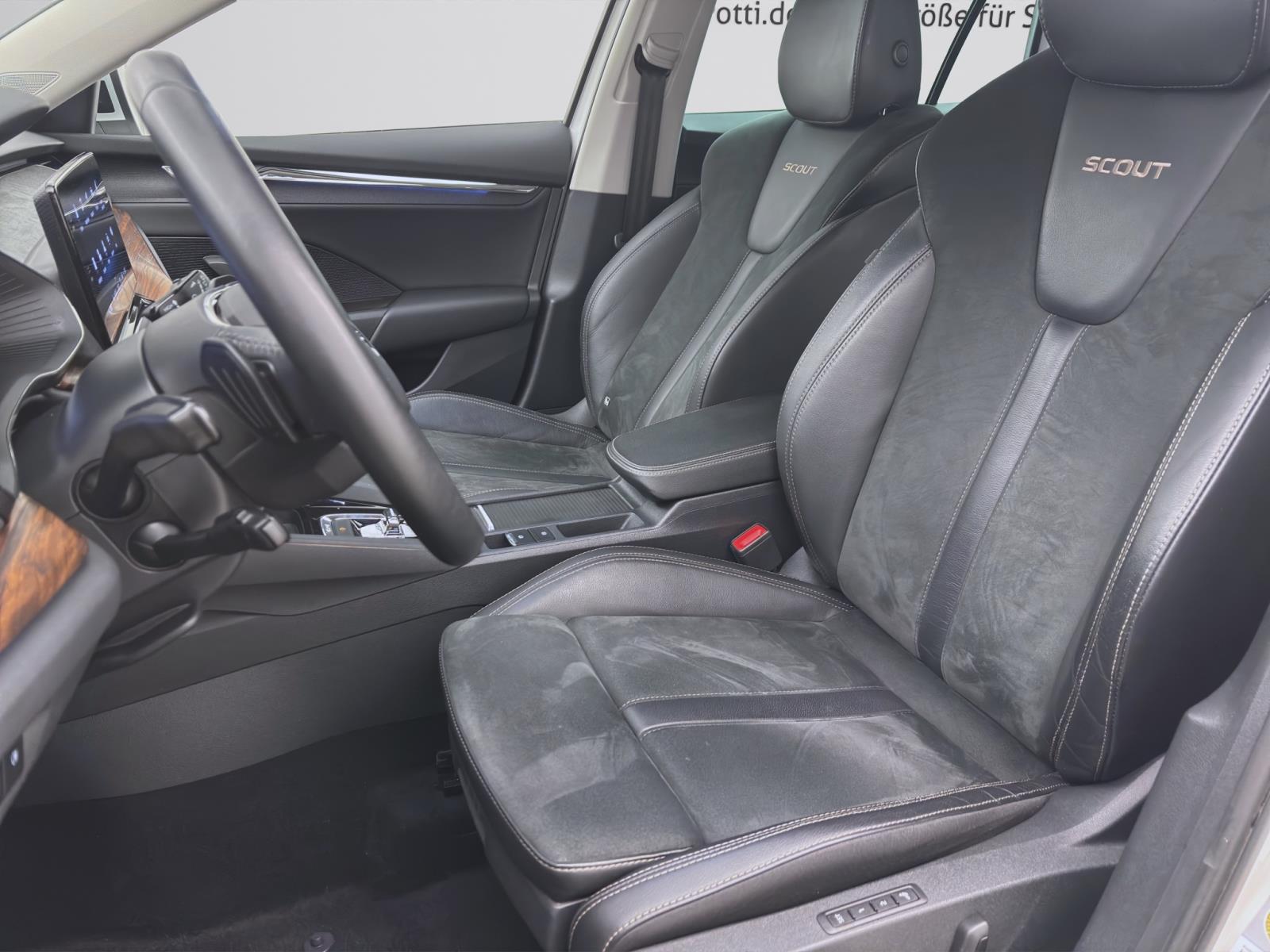 Skoda Octavia Combi 2.0 TDI DSG 4x4 SCOUT NAVI AHK PDC SITZHZG