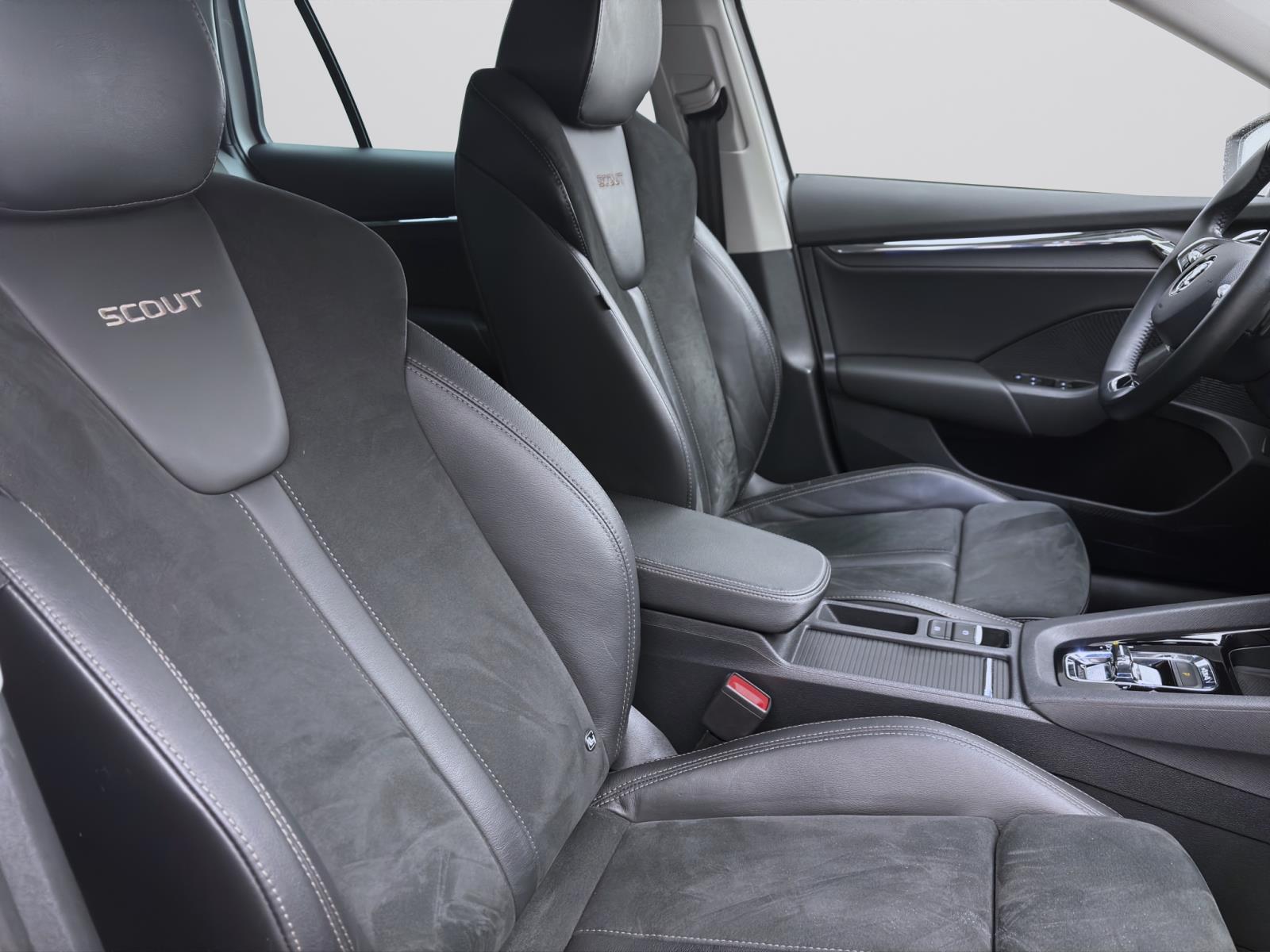Skoda Octavia Combi 2.0 TDI DSG 4x4 SCOUT NAVI AHK PDC SITZHZG