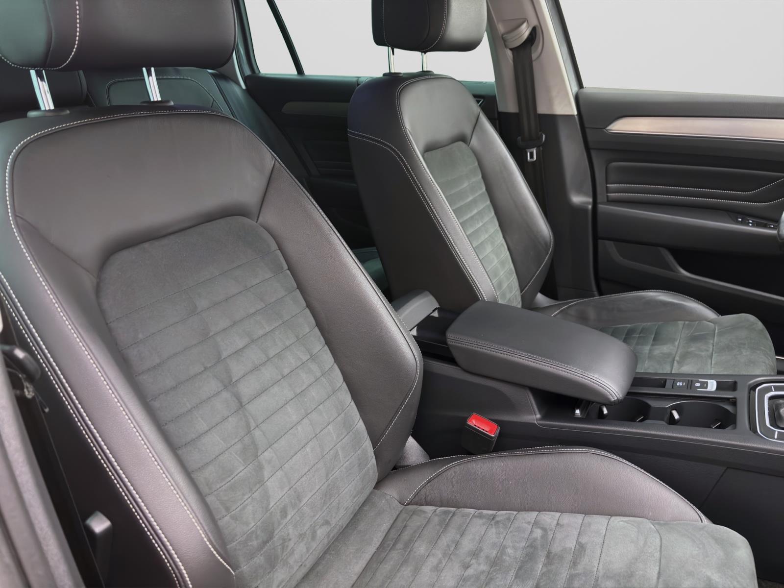 Volkswagen Passat Variant 2.0 TDI DSG ELEGANCE HuD AHK NAVI KAMERA