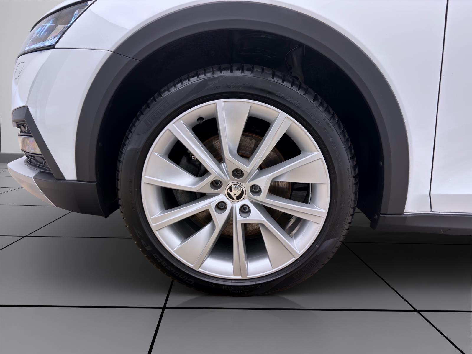 Skoda Octavia Combi 2.0 TDI DSG 4x4 SCOUT NAVI MATRIX ACC PANO