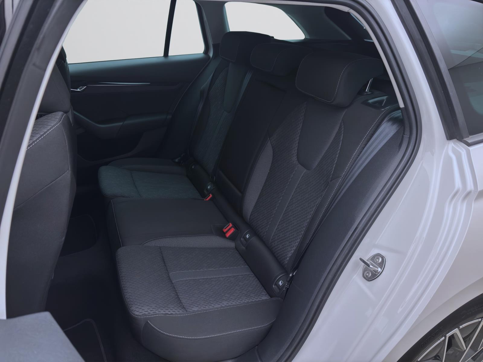 Skoda Octavia Combi 2.0 TDI DSG CLEVER AHK NAVI KAMERA LED
