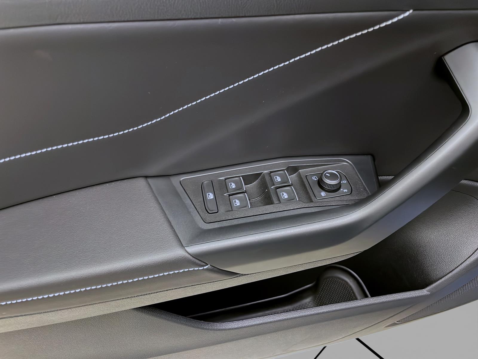 Bild 9: Volkswagen T-Roc 1.0 TSI GOAL NAVI PDC LED SITZHZG