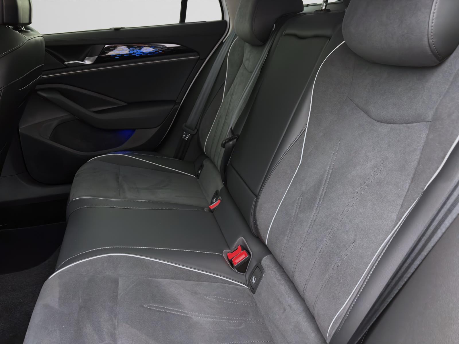 Volkswagen Passat Variant 2.0 TDI DSG ELEGANCE NAVI PDC LM17