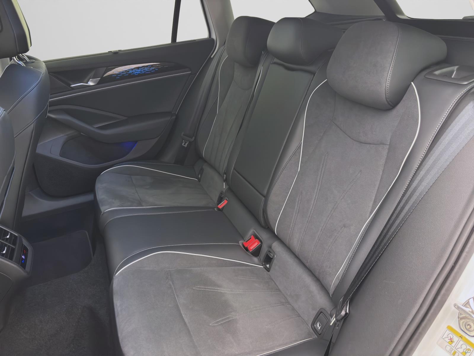 Volkswagen Passat Variant 2.0 TDI DSG ELEGANCE AHK NAVI PDC LM17