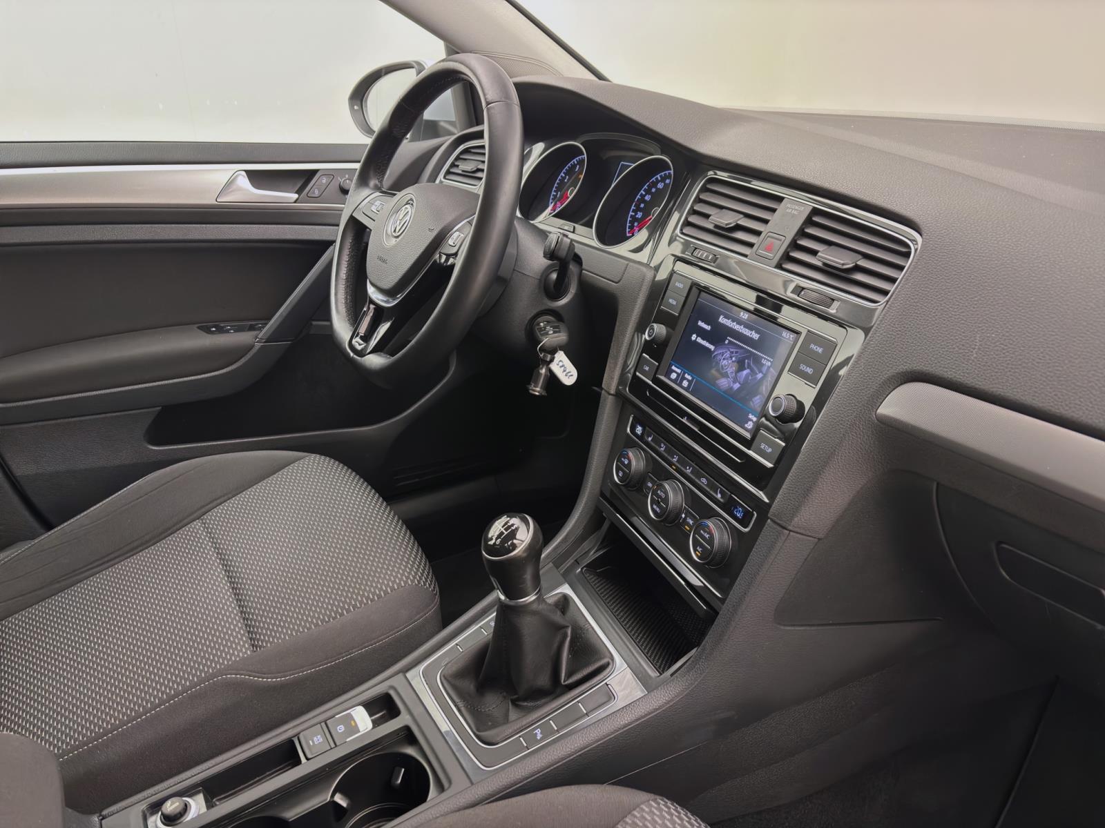 Volkswagen Golf 1.0 TSI PDC KLIMA SITZHZG LM16