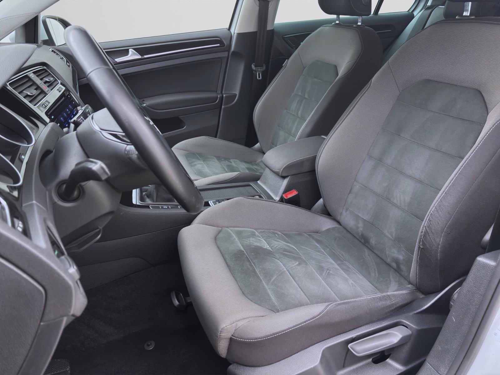 Volkswagen Golf 1.5 TSI HIGHLINE NAVI SITZHZG LED PDC