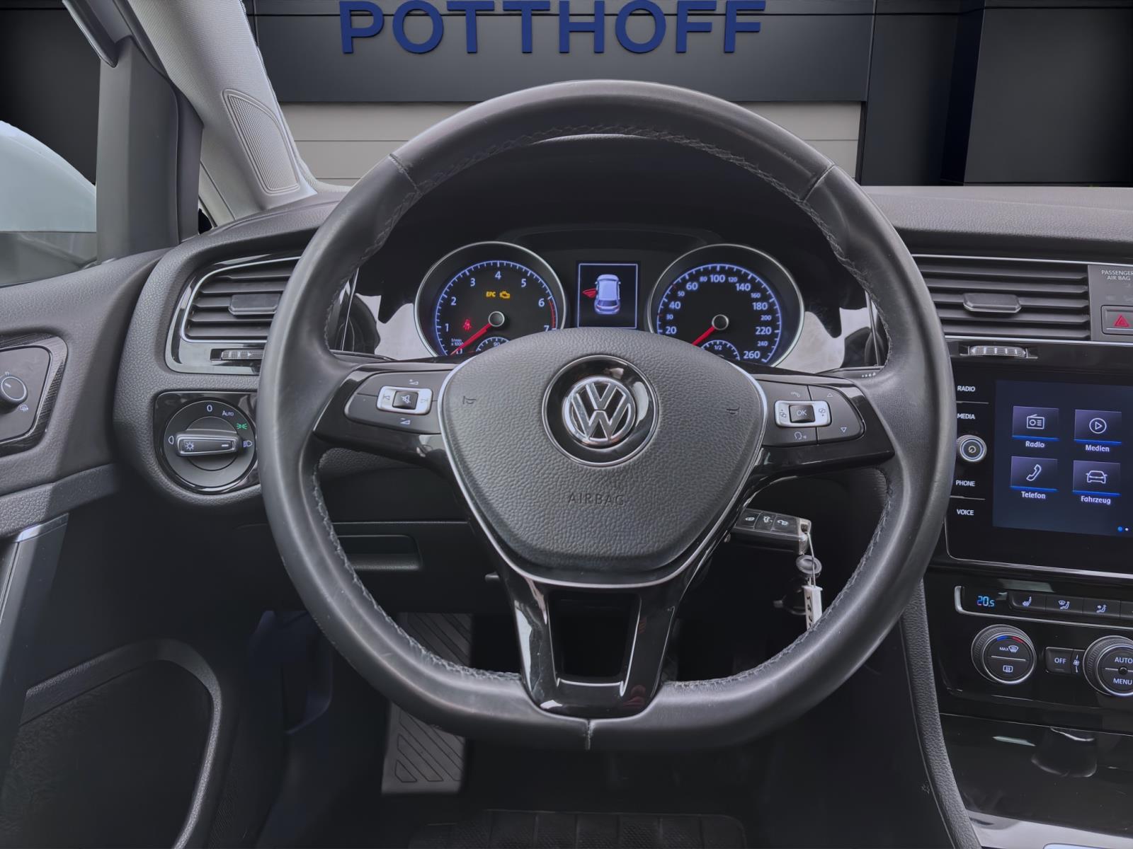 Volkswagen Golf 1.5 TSI HIGHLINE NAVI SITZHZG LED PDC