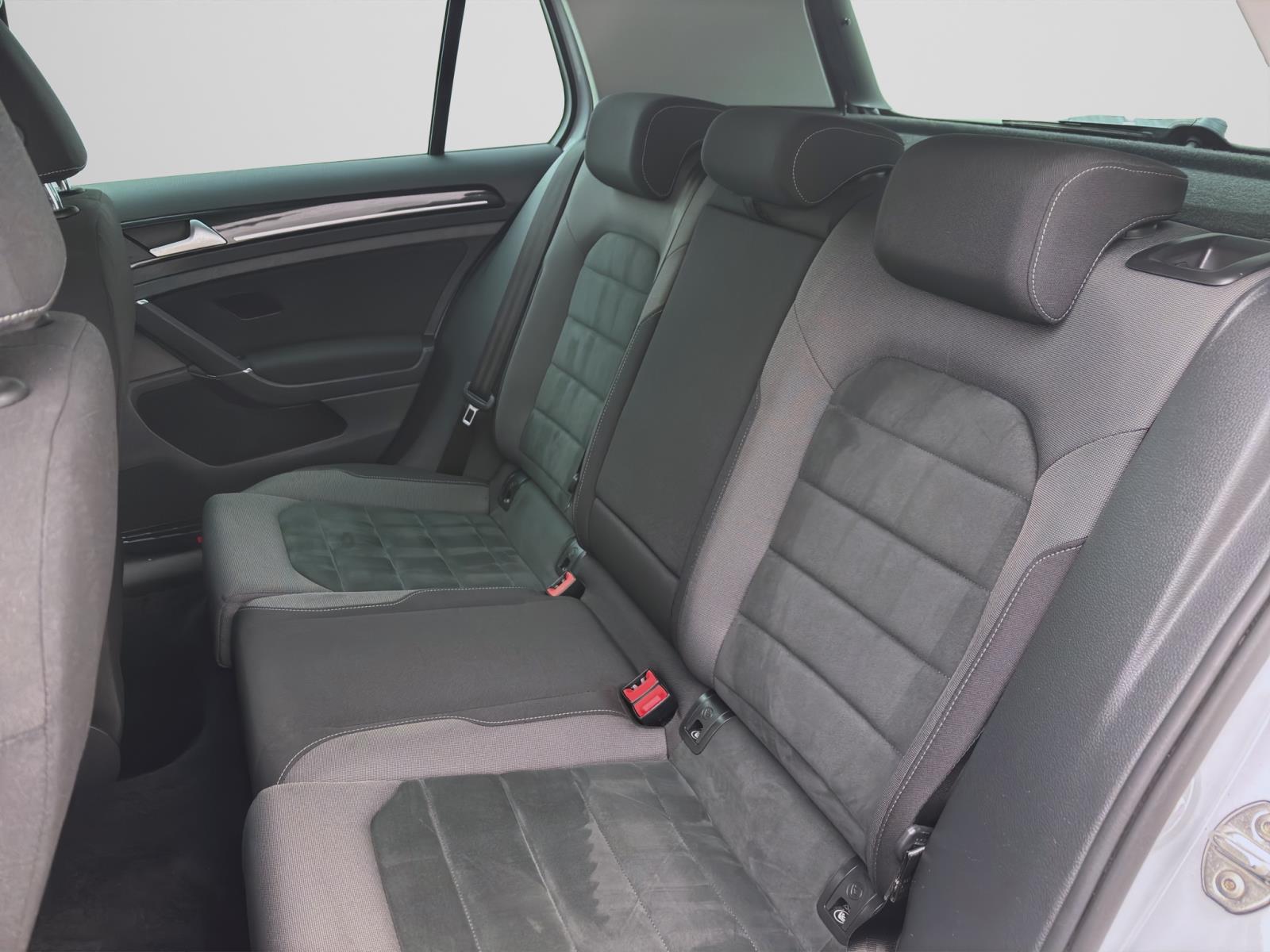 Volkswagen Golf 1.5 TSI HIGHLINE NAVI SITZHZG LED PDC