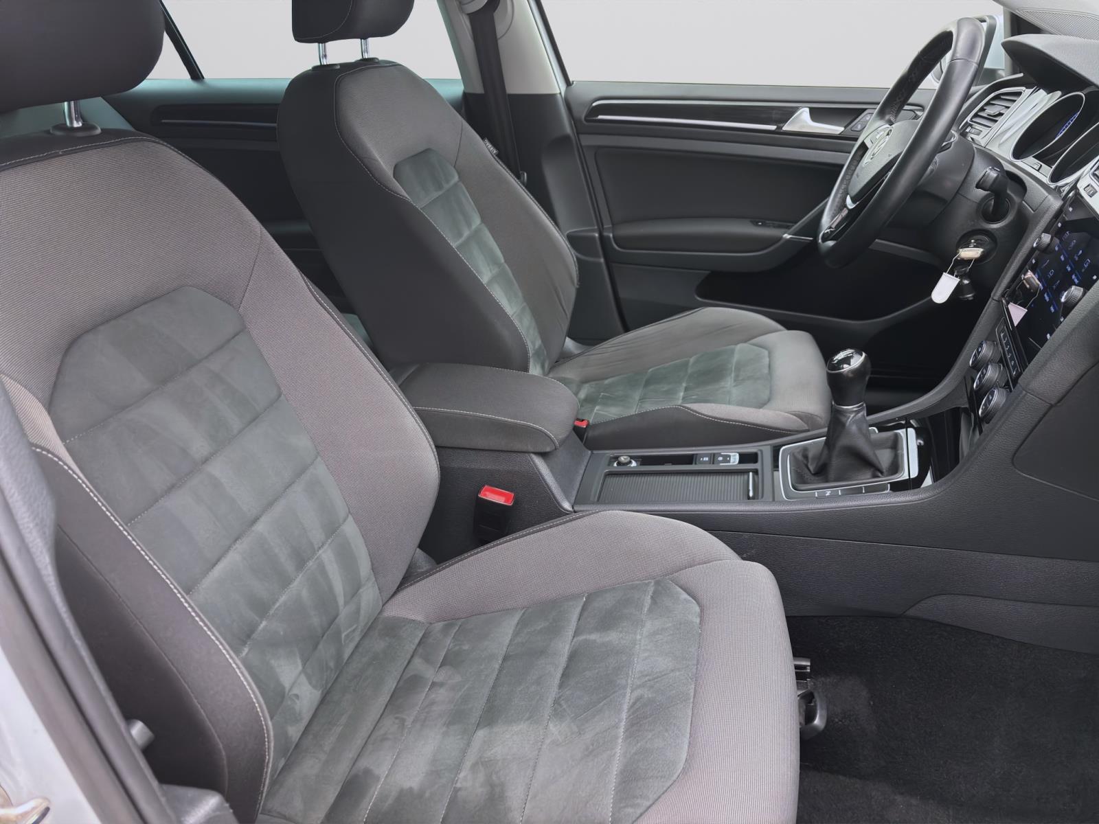 Volkswagen Golf 1.5 TSI HIGHLINE NAVI SITZHZG LED PDC