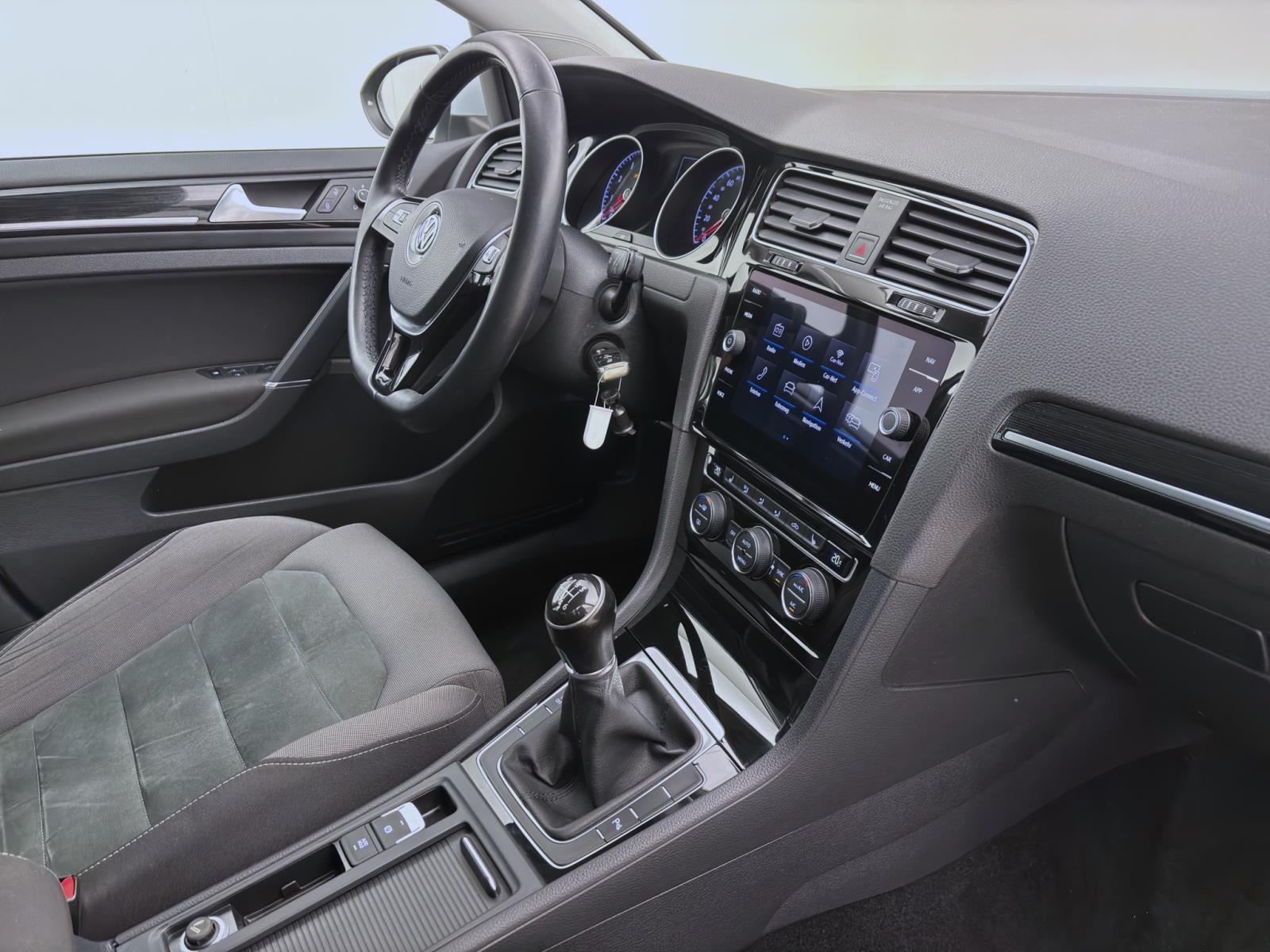 Volkswagen Golf 1.5 TSI HIGHLINE NAVI SITZHZG LED PDC