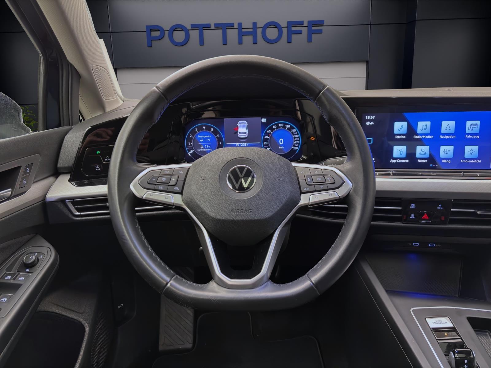 Volkswagen Golf 1.5 eTSI DSG LIFE PANO HuD NAVI PDC