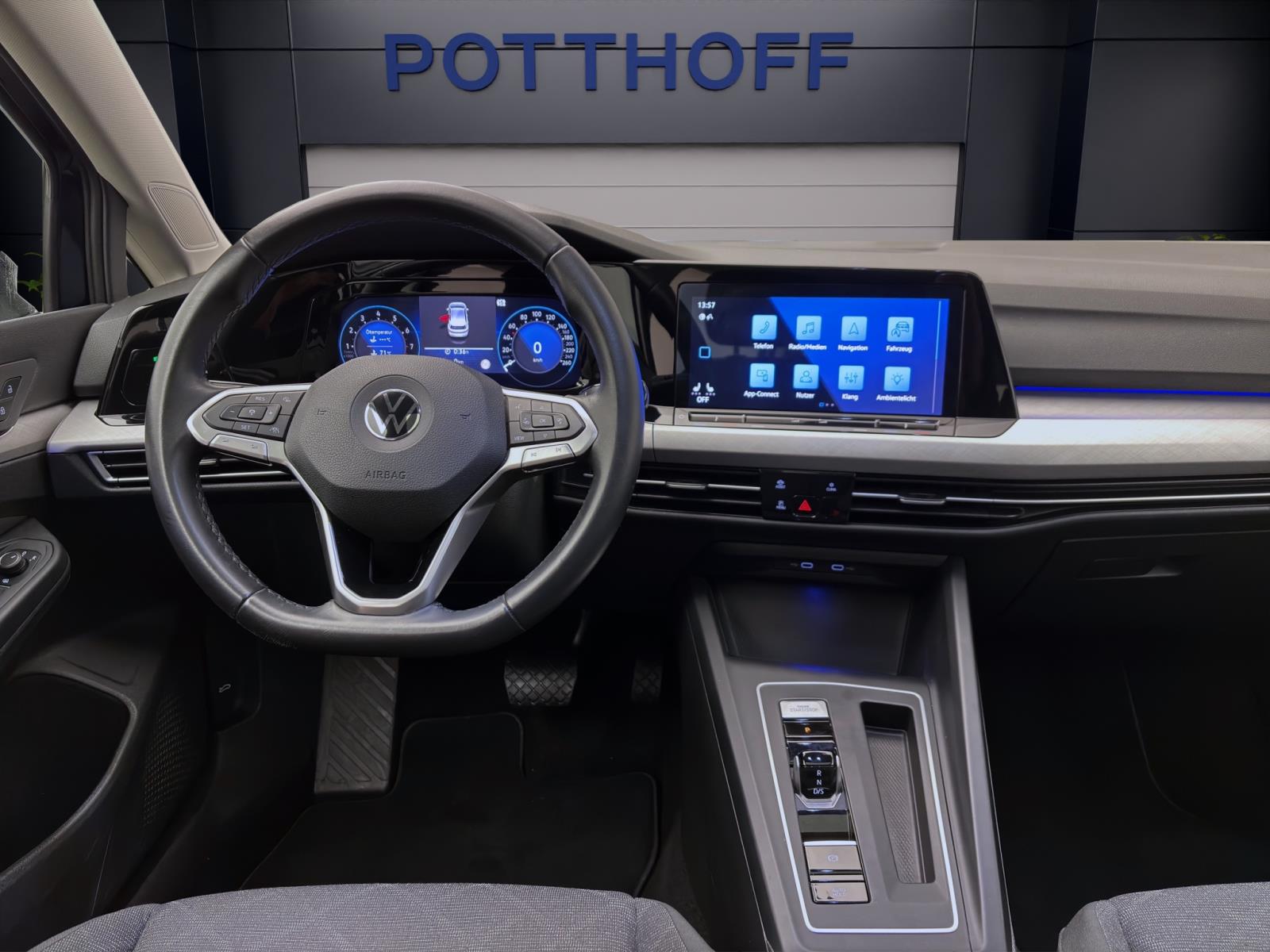 Volkswagen Golf 1.5 eTSI DSG LIFE PANO HuD NAVI PDC