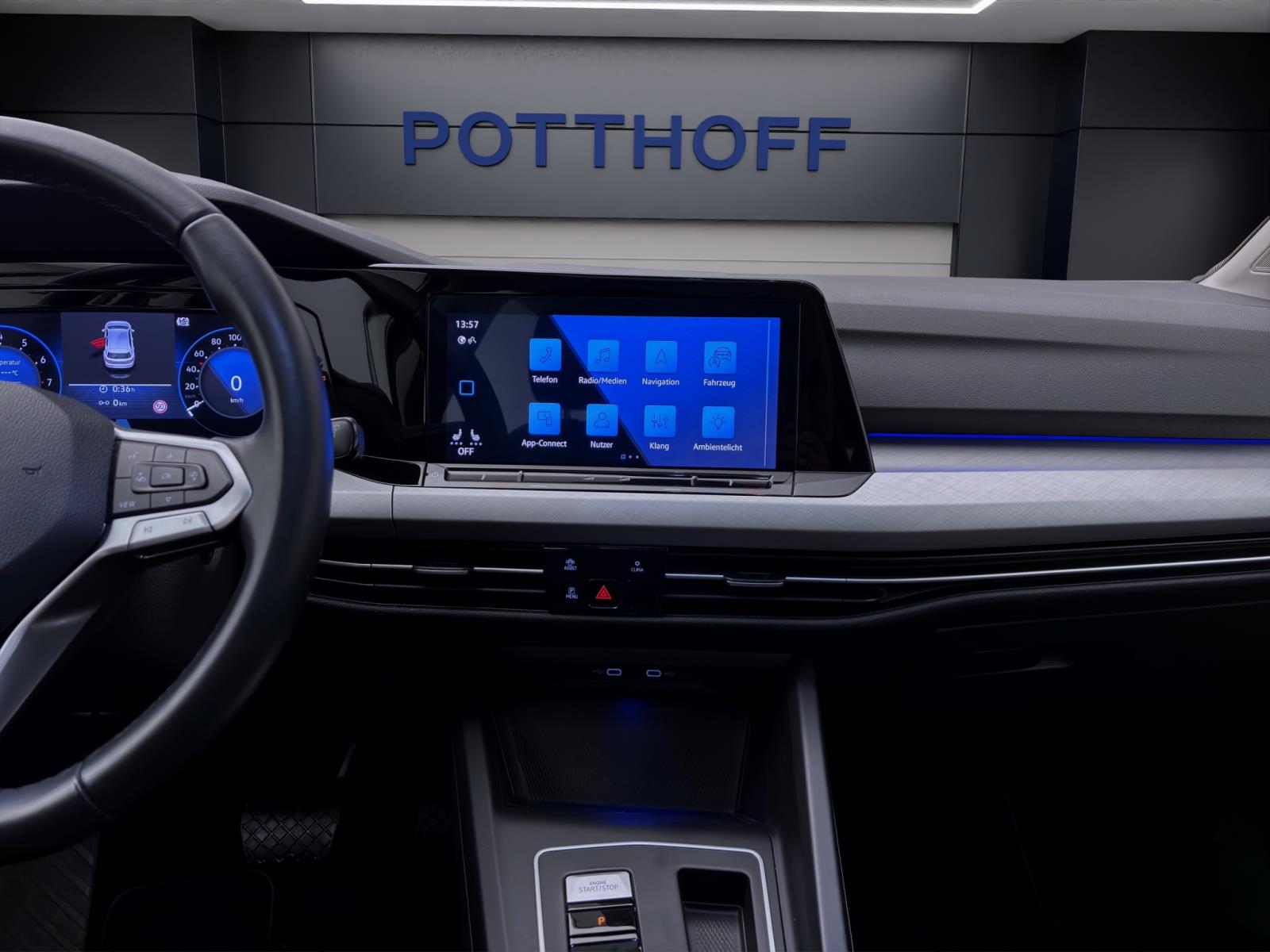 Volkswagen Golf 1.5 eTSI DSG LIFE PANO HuD NAVI PDC