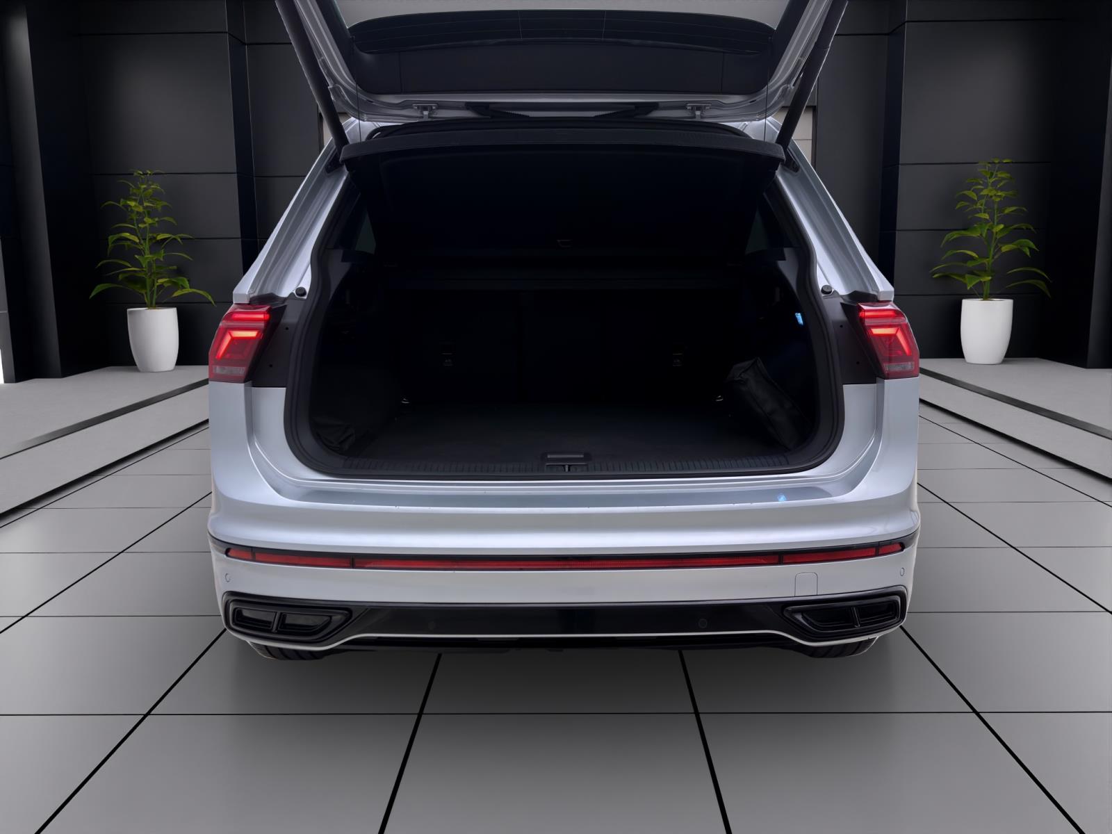 Volkswagen Tiguan 2.0 TDI DSG 4M R-LINE STDHZG PANO NAVI PDC