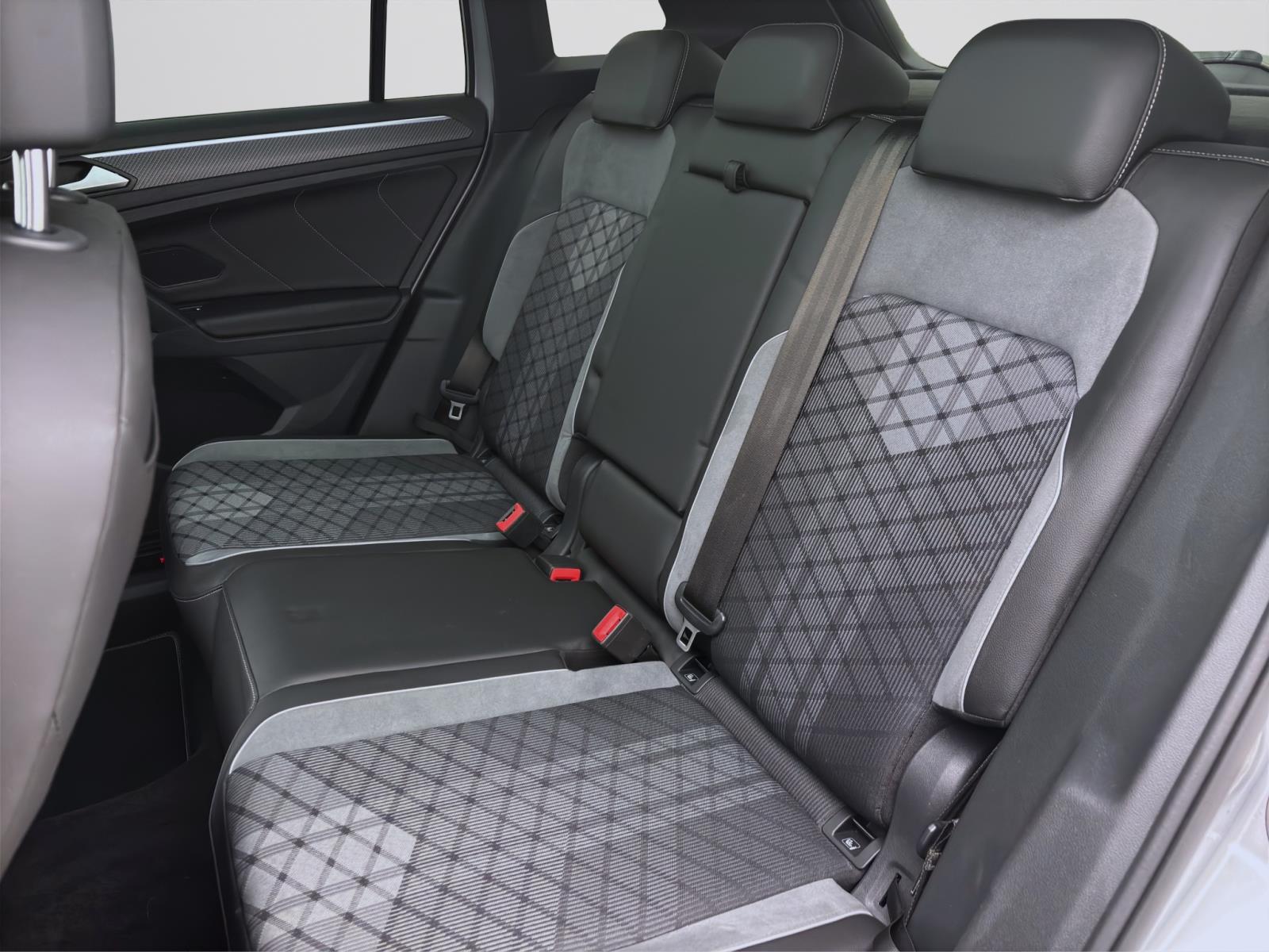 Volkswagen Tiguan 2.0 TDI DSG 4M R-LINE STDHZG PANO NAVI PDC