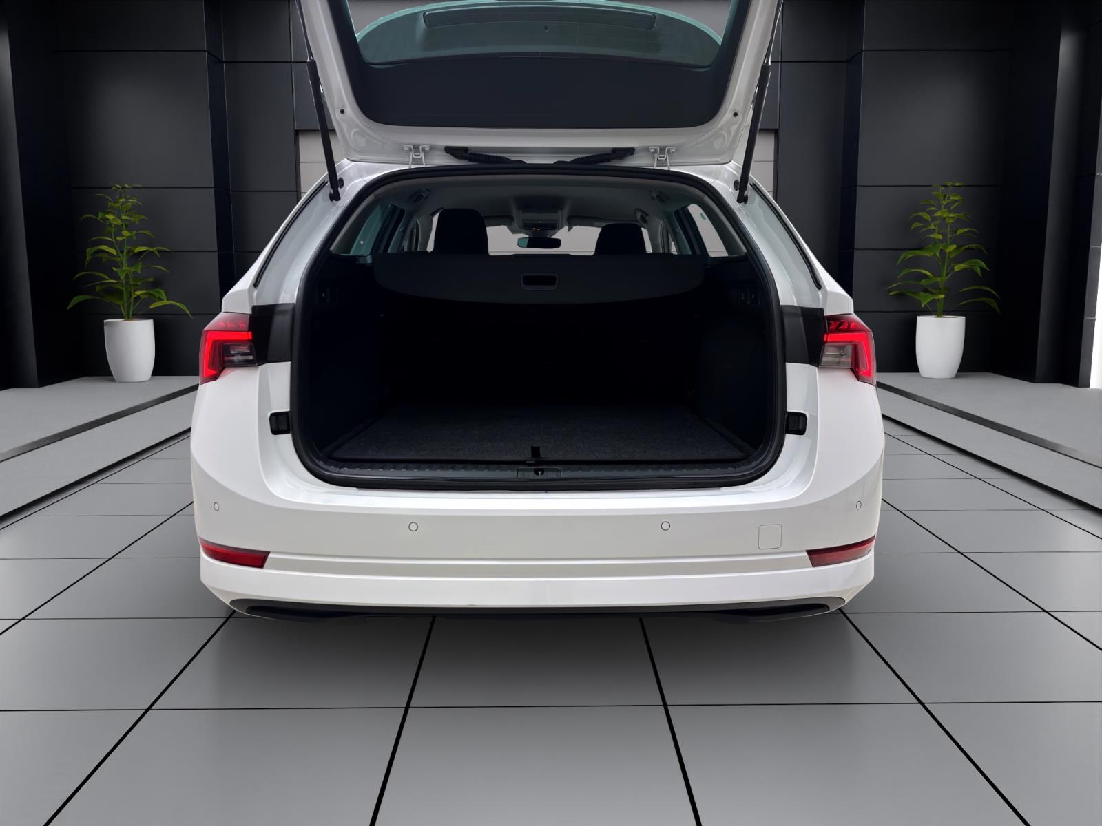 Skoda Octavia Combi 2.0 TDI STYLE AHK NAVI ACC HuD SITZHZG