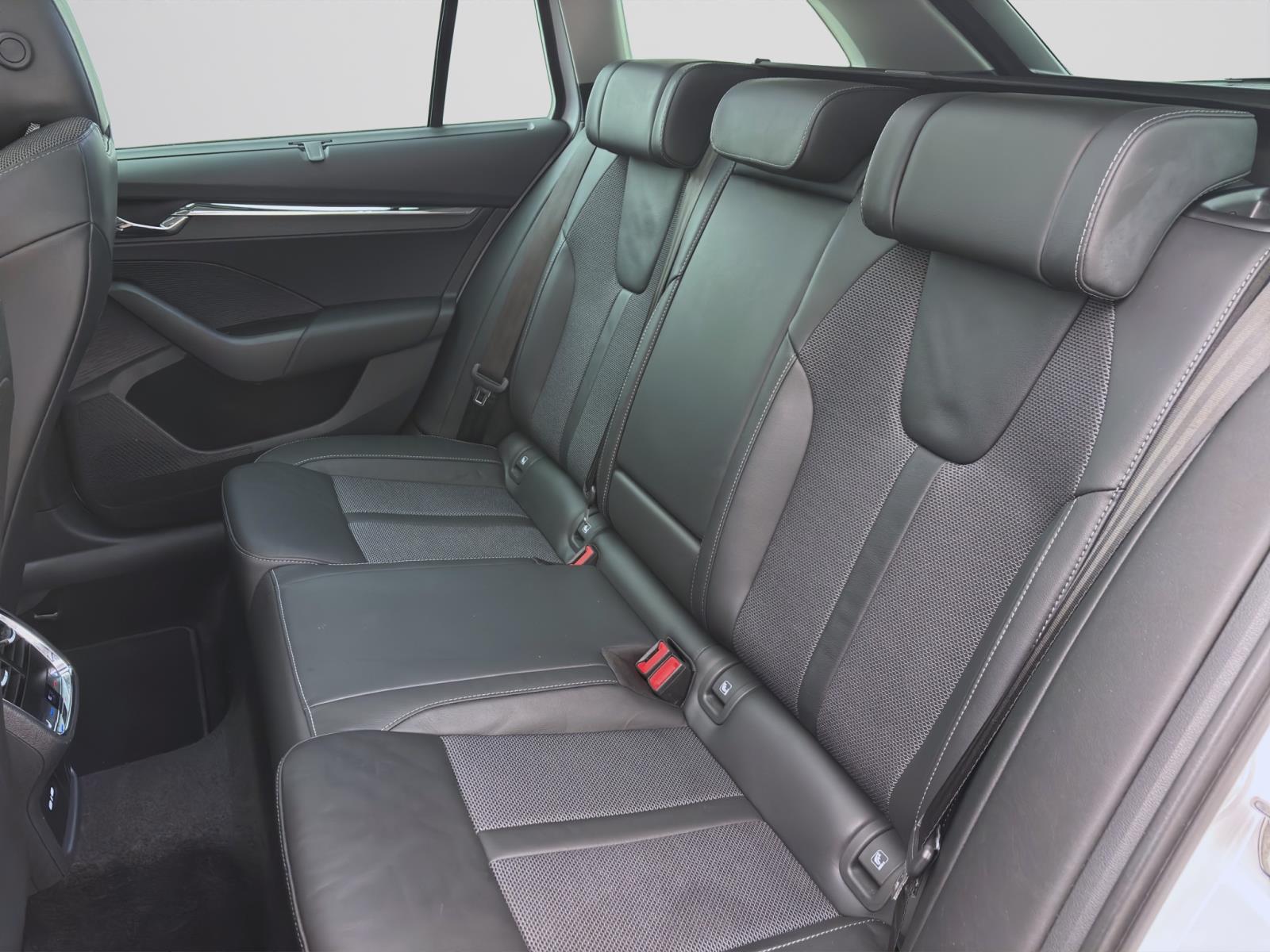 Skoda Octavia Combi 2.0 TDI DSG STYLE STANDHZG PANO AHK NAVI