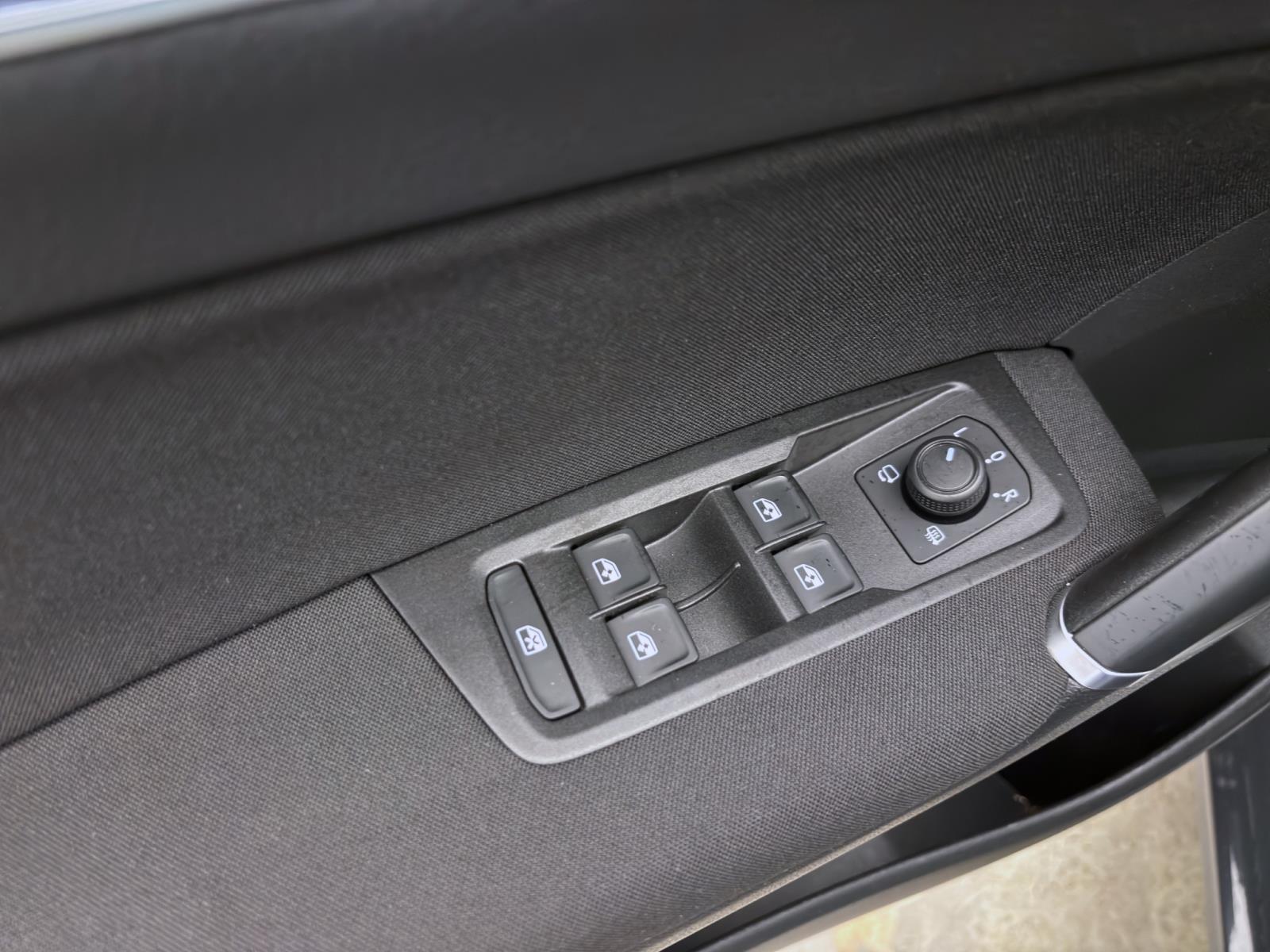Volkswagen Touran 1.5 TSI DSG UNITED NAVI PDC KLIMA LM16