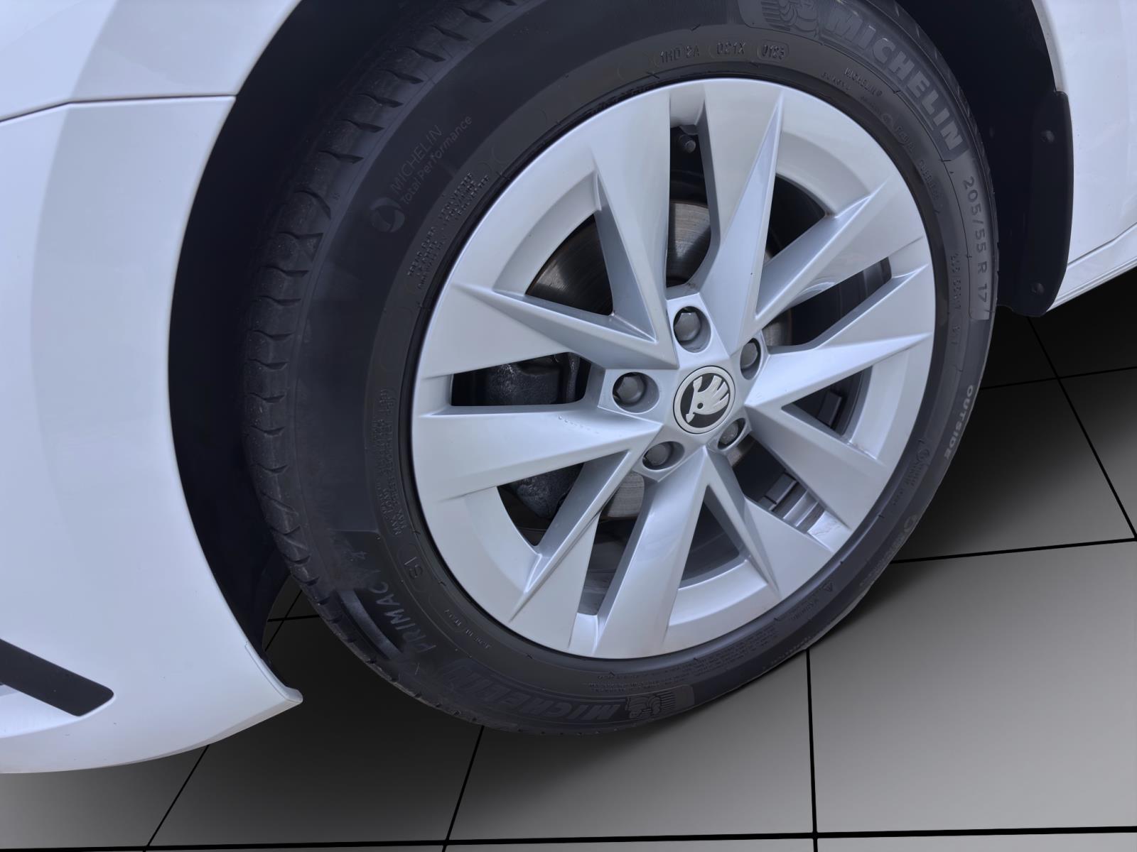 Skoda Octavia Combi 2.0 TDI DSG STYLE NAVI PDC LED SITZHZG