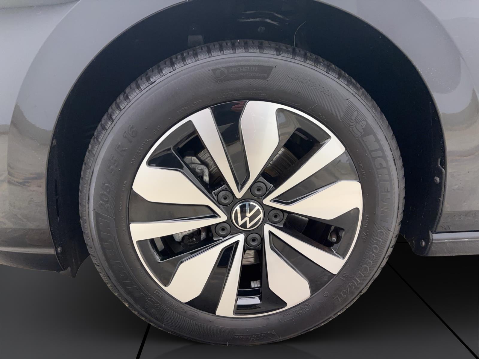 Volkswagen Golf 1.5 TSI MOVE NAVI LED ACC SITZHZG