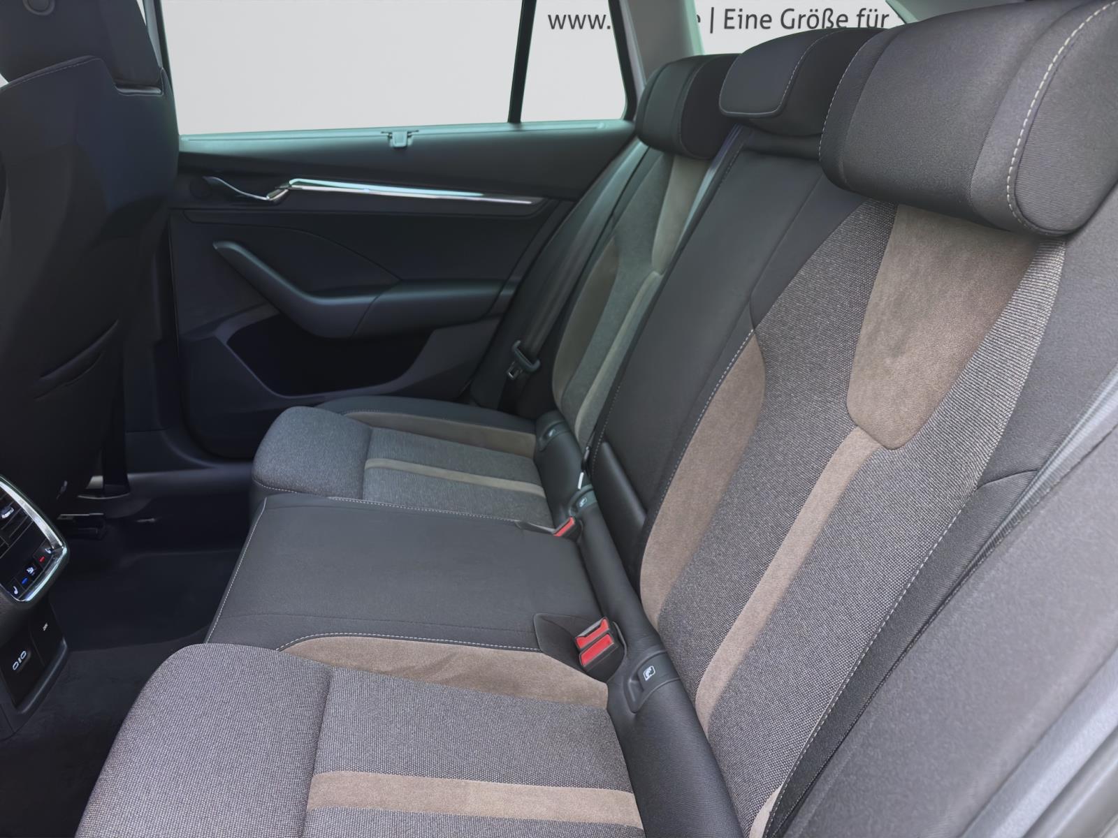 Skoda Octavia Combi 1.5 eTSI DSG SCOUT LM18 NAVI MATRIX PDC