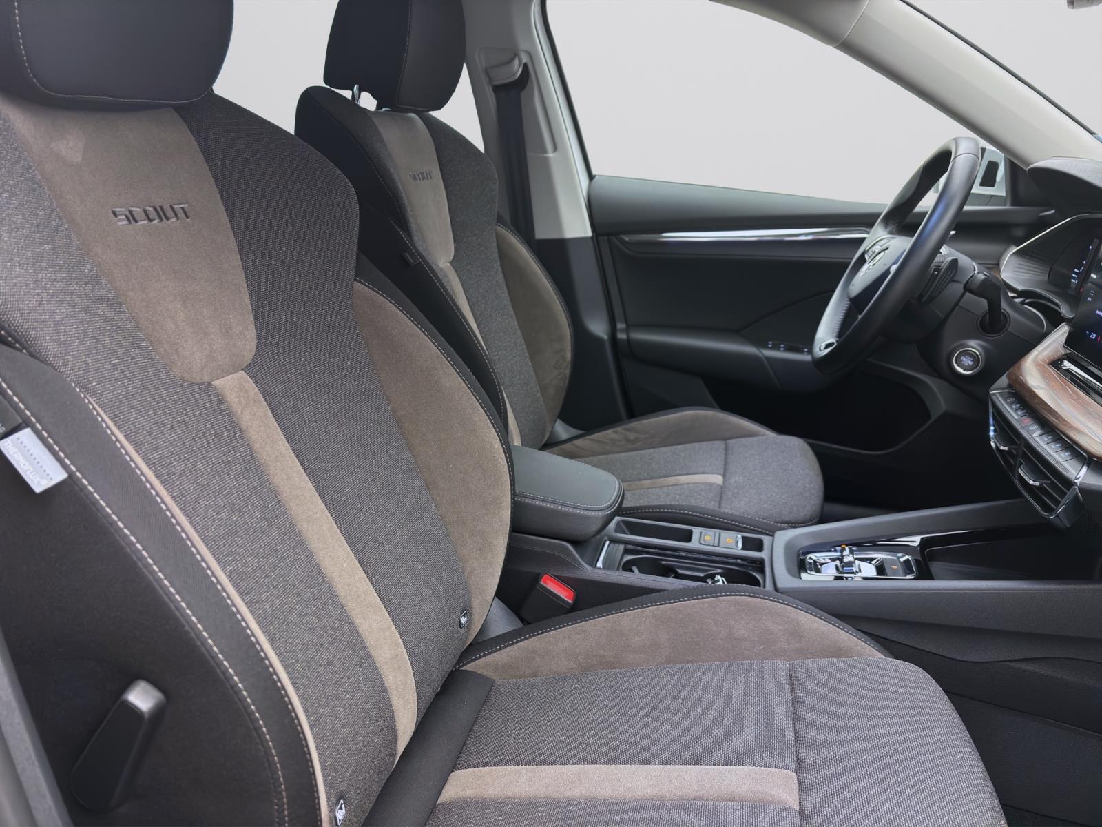 Skoda Octavia Combi 1.5 eTSI DSG SCOUT LM18 NAVI MATRIX PDC