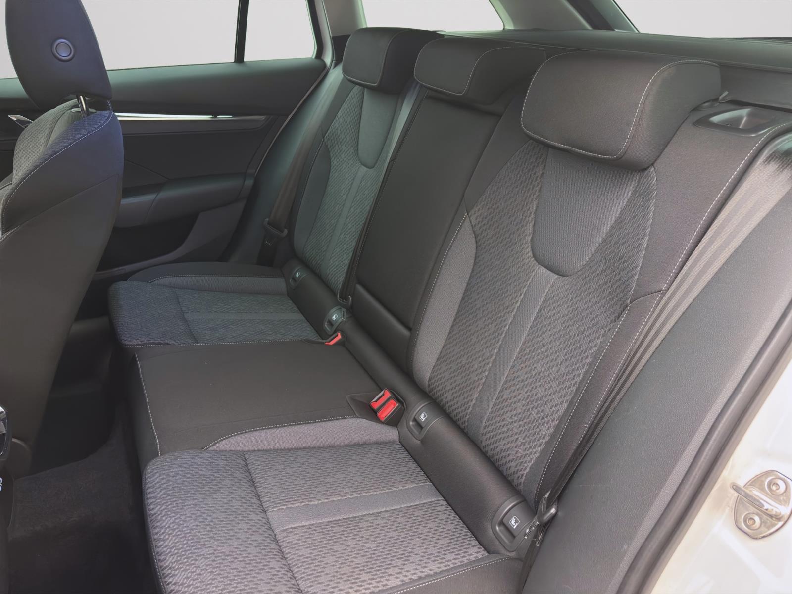 Skoda Octavia Combi 2.0 TDI DSG STYLE NAVI AHK PDC ACC