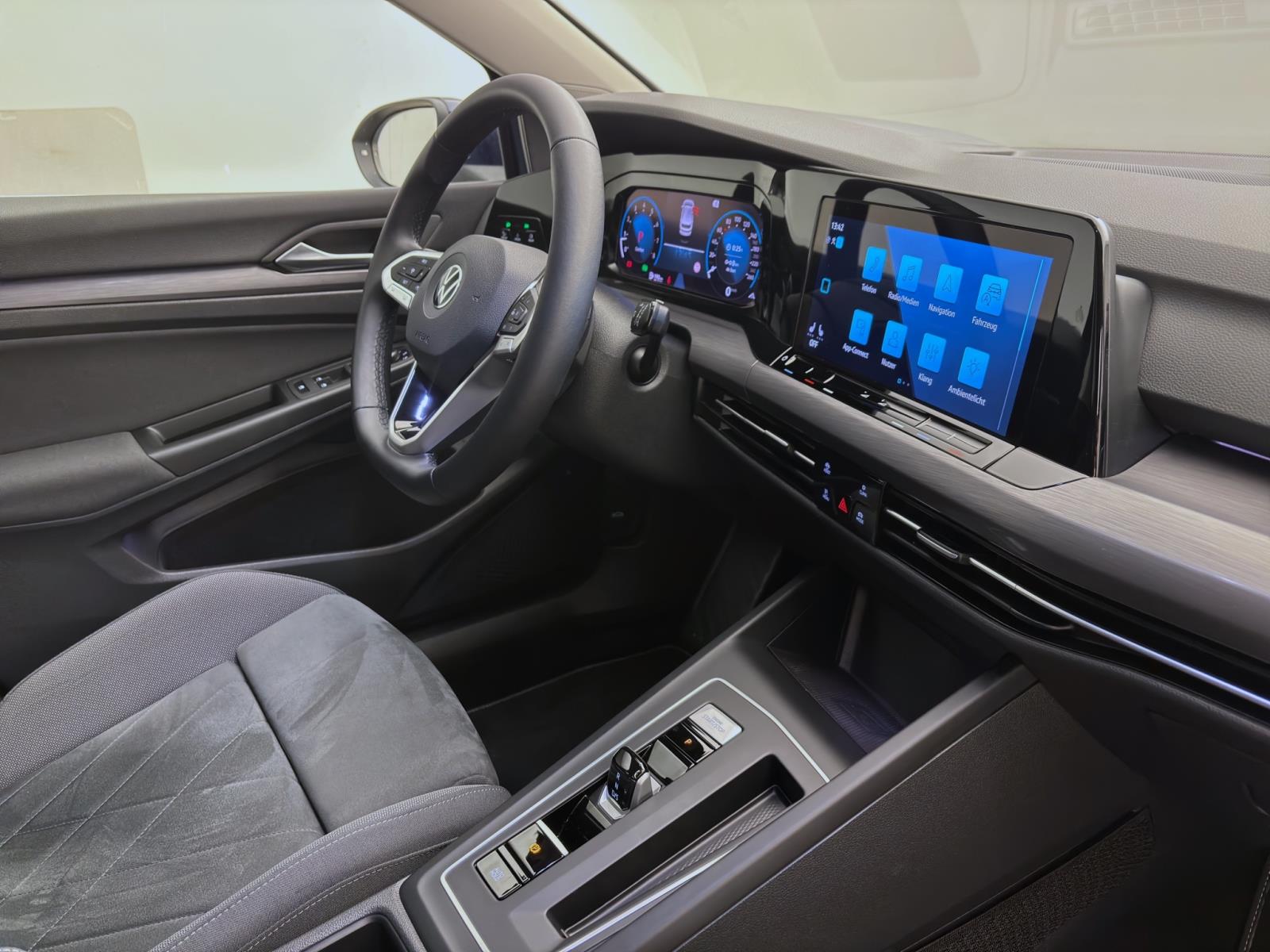 Volkswagen Golf 1.5 eTSI DSG STYLE NAVI IQ.LIGHT KAMERA