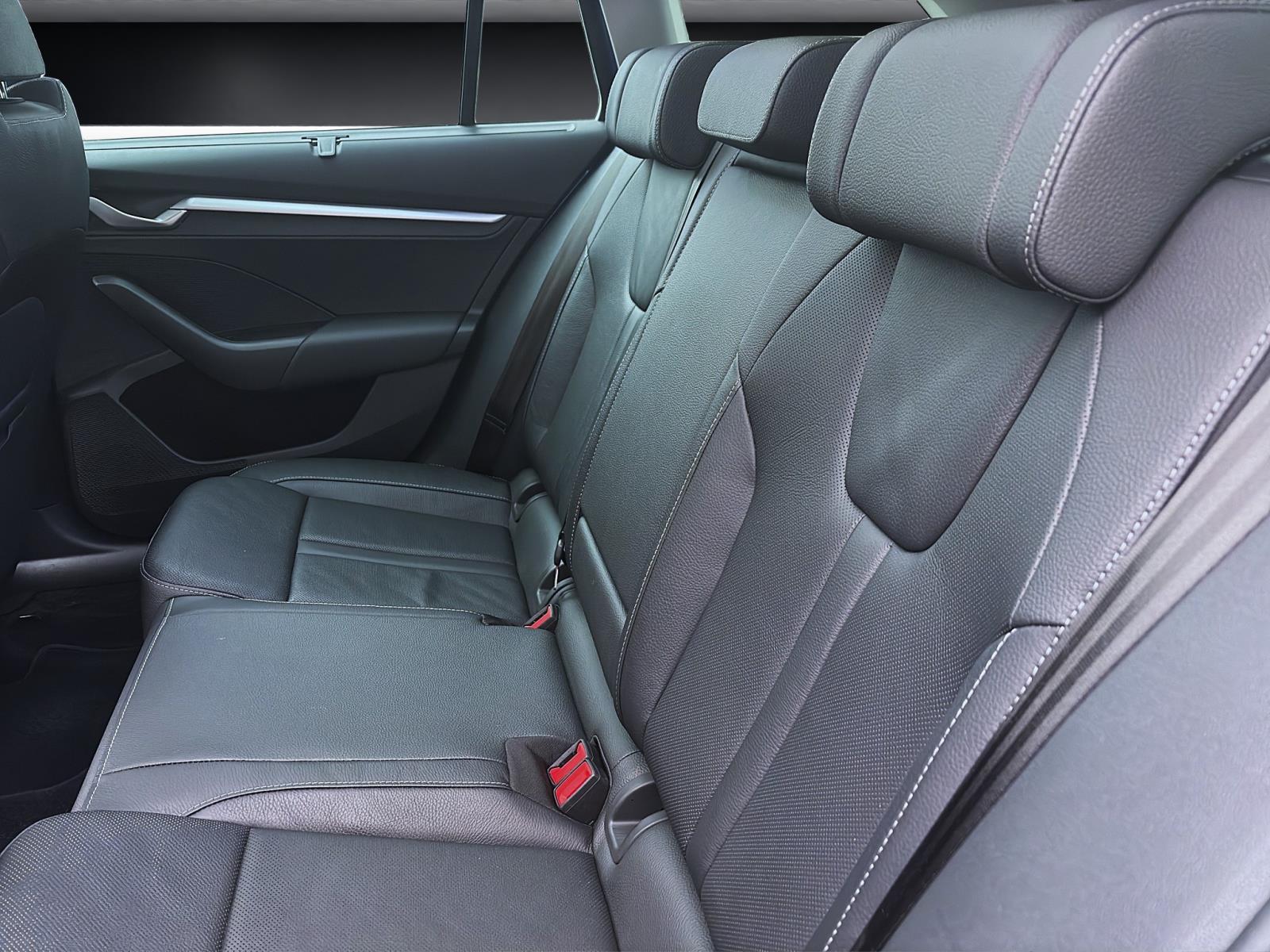 Bild 13: Skoda Octavia Combi 2.0 TDI DSG SELECTION AHK PANO 360° HuD