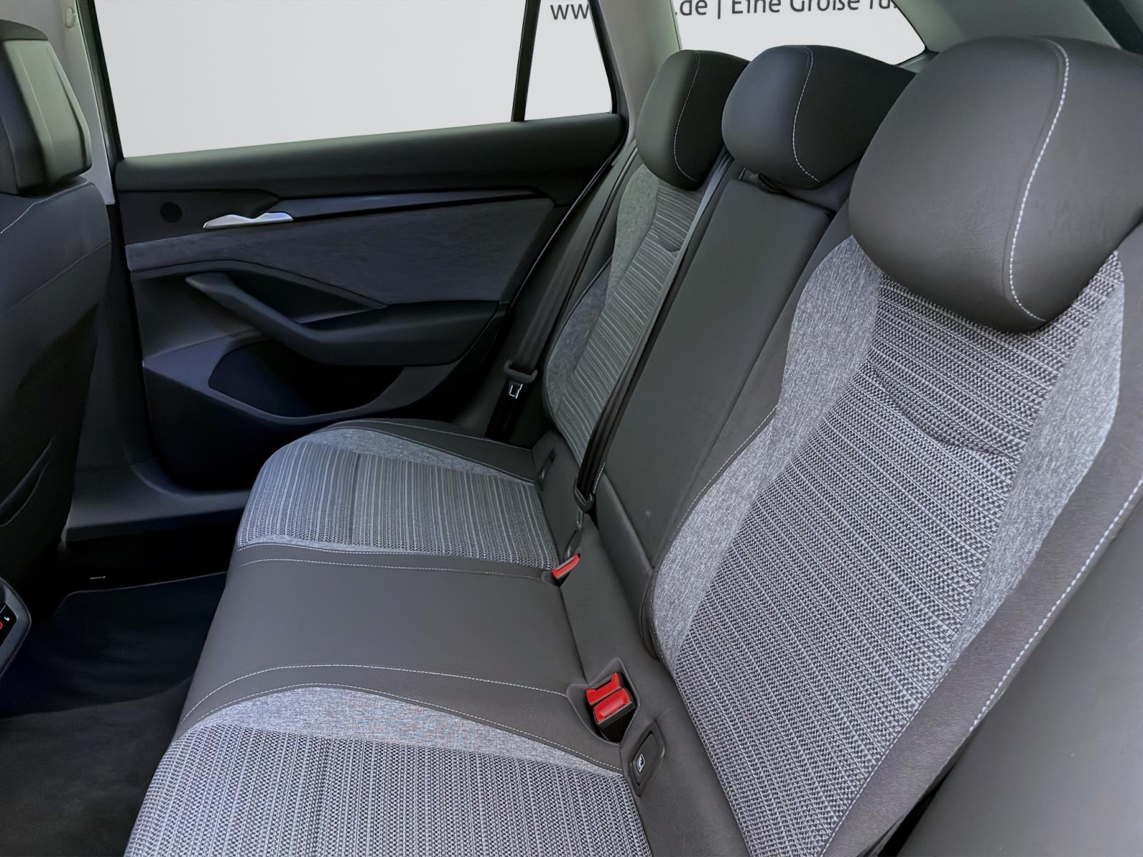 Bild 13: Skoda Superb Combi 2.0 TDI DSG SELECTION AHK NAV MATRIX 360°