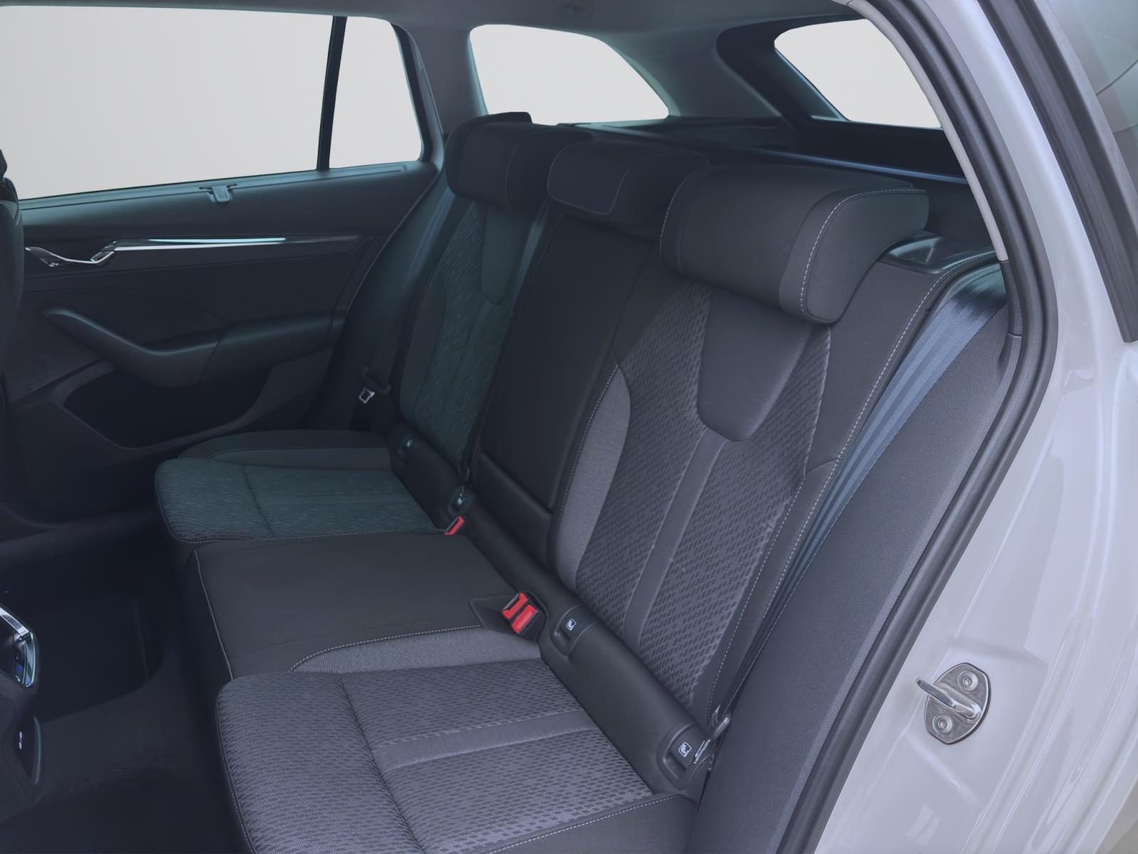 Skoda Octavia Combi 2.0 TDI DSG STYLE NAVI AHK PDC