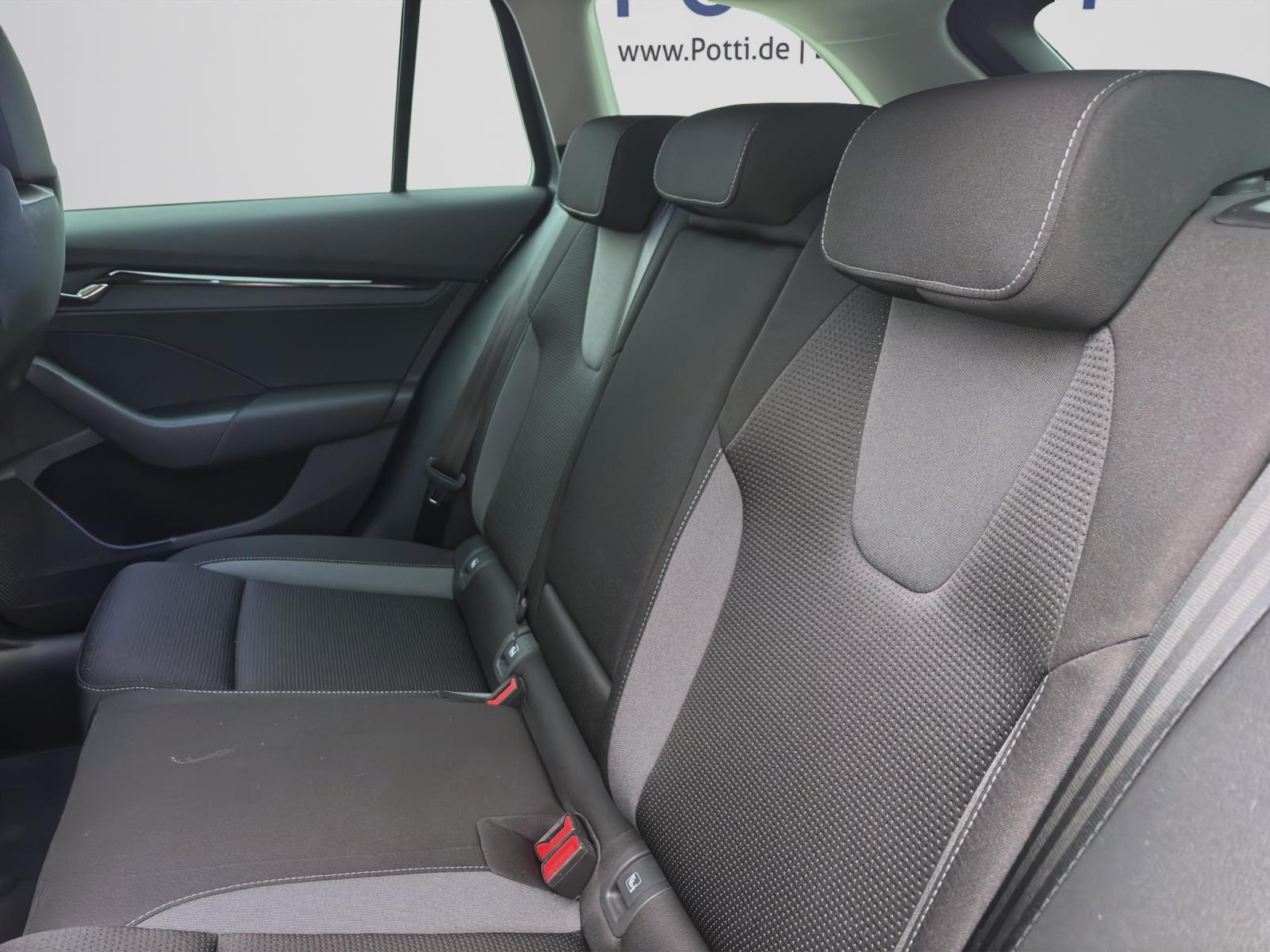 Skoda Octavia Combi 2.0 TDI DSG TOUR AHK NAVI ACC SITZHZG
