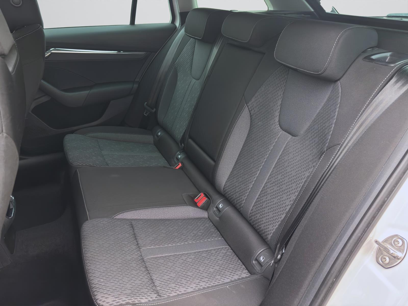 Skoda Octavia Combi 2.0 TDI DSG STYLE NAVI KAMERA ACC SITZHZG